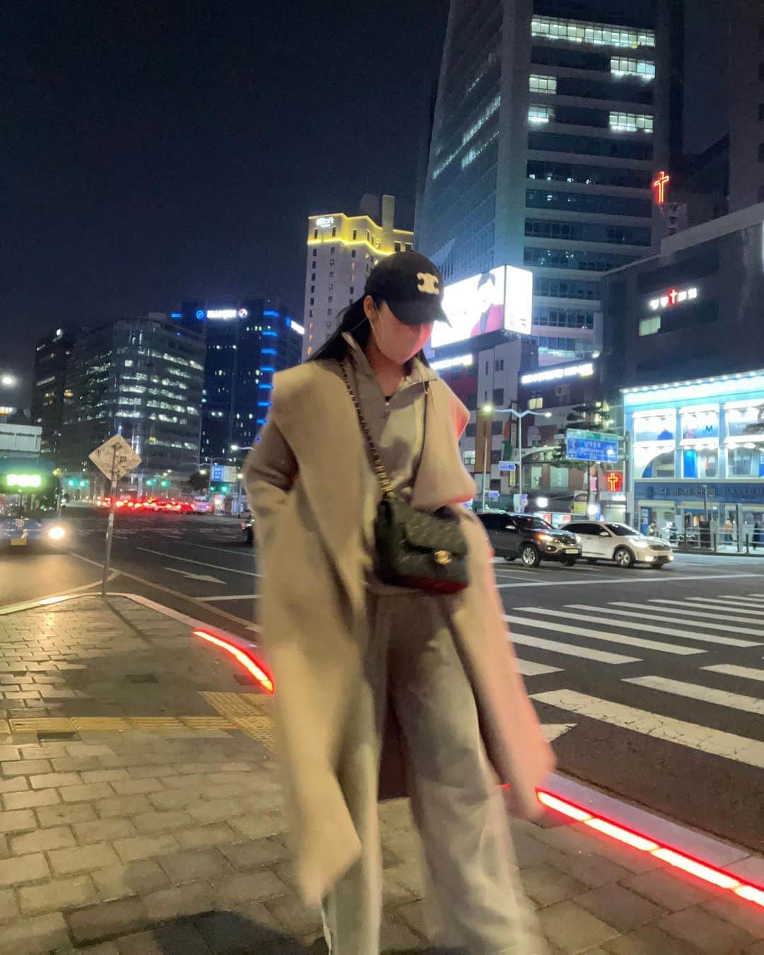 藤堂ラナのインスタグラム：「時差投稿すぎて 季節と合わなすぎる写真に なってしまうので韓国での 夜の思い出まとめて投稿🫨  これは4度目の韓国の時の！  #韓国旅行 #明洞 #自撮り #ootd #fyp #渡韓 #渡韓情報 #korea」