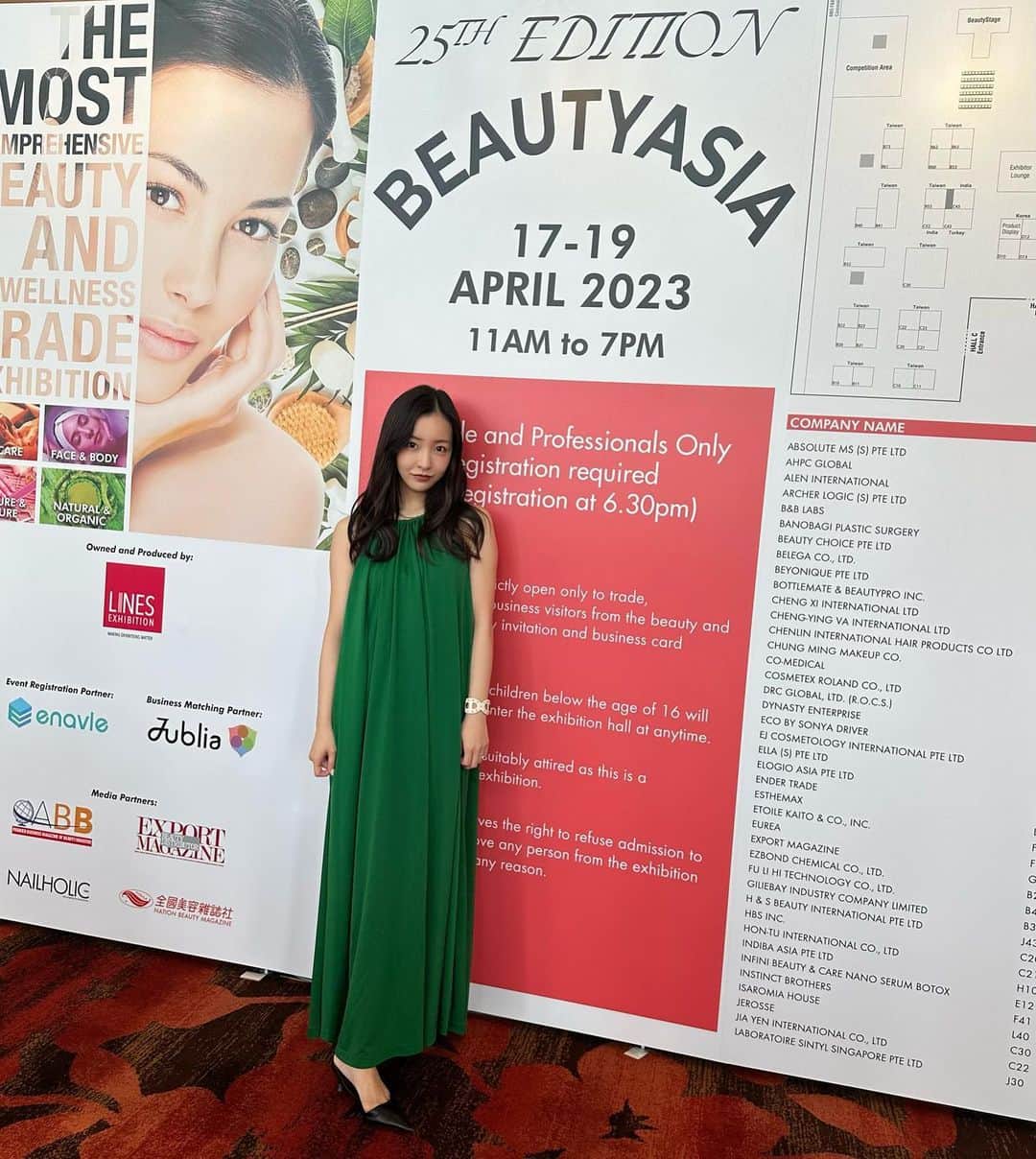 板野友美さんのインスタグラム写真 - (板野友美Instagram)「Beauty Asia 2023  bébé 海外進出へ🌿  シンガポールの地で他国の文化の中 bébéのコンセプトや成分 〝肌を根本から強く生まれたての肌をとりもどす”ブランド理念。 たくさんの皆さまに知っていただき 美容に関わる関係者の皆さま 海外のサロンや卸しの方々とも良い商談ができました。  bébéは今後、アジアを中心に販売を拡大します🌿 まず1回目としてこのシンガポールの展示会で ブース出展させていただきました😌 本当にブランドを愛してくださる皆さまのおかげです。 ありがとうございます。感謝です🙏🏻  そして、昨日のインスタライブで発表しましたが ついに！！！ 【　peau de  bébé  ローション（化粧水）エマルジョン（乳液）】  　　　　発売が決定しました🫶🏻 主成分はbébéクリームと同じもので 400分子ヒアルロン酸や人幹細胞を しっかり毛穴の奥まで…🌱 香料は使わず天然のお花のエキスの香りも とてもお気に入りです。  詳しくはまた少しづつ発表させて頂きます🌿 そして手前味噌ではありますが 私自身凄くbébéのプロダクトが大好きなんです。 なのでbébéの商品が増えていくのがとても嬉しいです！！！ それくらい自信をもって商品作りをしています✊🏻  皆さまのお肌も内側から輝きますように。 今後ともpeau de  bébéをよろしくお願いします。 bébéの感想もお待ちしてます🤍  @bebe_peaudebebe  #bébé #ベベ #スキンケア」4月19日 21時20分 - tomo.i_0703