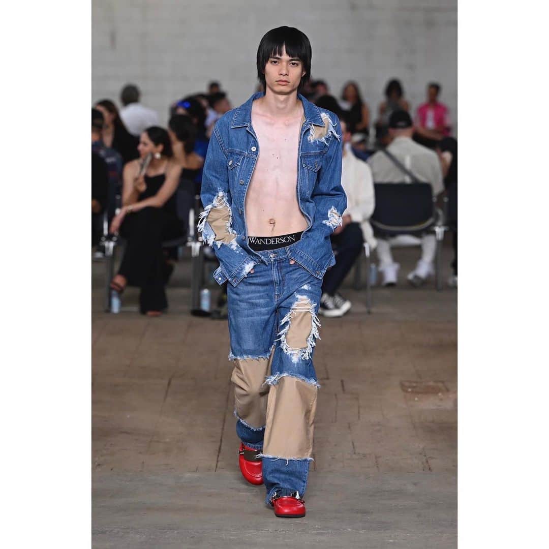 LOVELESS/GUILD PRIME 公式アカウントのインスタグラム：「【JW ANDERSON POP UP STORE】  英国のファッションデザイナー、ジョナサン・アンダーソンが手掛けるJW ANDERSONのPOP-UP STOREをラブレス青山店、ニュウマン横浜店で開催。  2023SSコレクションの中から、ラブレスで通常取り扱いをしているラインナップに加え、メンズ・ウィメンズ共にモアバリエーションにてご用意しております。  ウェアや雑貨を含めて多数取り扱いする貴重な機会。是非この機会にお越しくださいませ。  DATE : 4.21(FRI) - 4.30(SUN) PLACE: LOVELESS AOYAMA  DATE : 5.5(FRI) - 5.14(SUN) PLACE: LOVELESS NEWoMan YOKOHAMA」