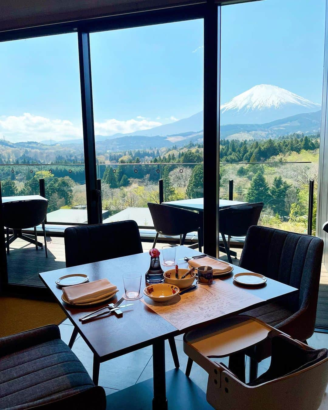 cieltripさんのインスタグラム写真 - (cieltripInstagram)「富士山を拝みながらのランチ☺️  ベビ用のペーパーランチョンマットが塗り絵になっていて可愛い♡  享受有富士山依伴的幸福午餐時光🌸小朋友的餐墊還能用來著色～好可愛♡  @fujispeedwayhotel  #富士スピードウェイホテル #富士スピードウェイ #静岡グルメ #御殿場 #ハイアット #子連れランチ #unboundxhyatt #fujispeedway #靜岡」4月19日 21時20分 - cieltrip