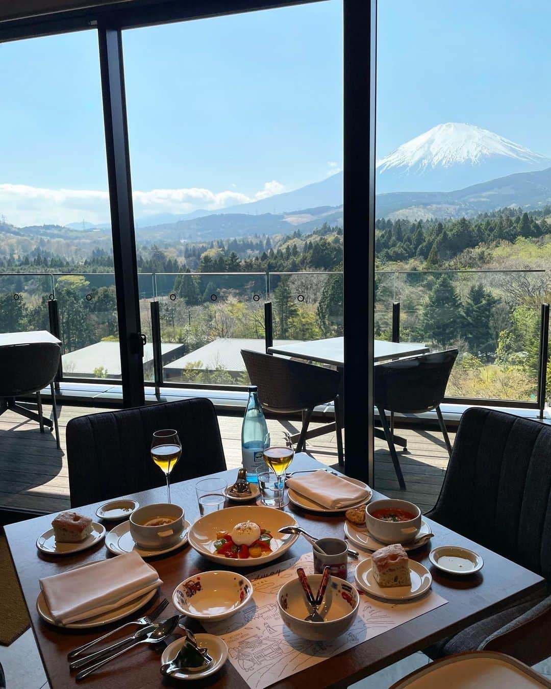 cieltripのインスタグラム：「富士山を拝みながらのランチ☺️  ベビ用のペーパーランチョンマットが塗り絵になっていて可愛い♡  享受有富士山依伴的幸福午餐時光🌸小朋友的餐墊還能用來著色～好可愛♡  @fujispeedwayhotel  #富士スピードウェイホテル #富士スピードウェイ #静岡グルメ #御殿場 #ハイアット #子連れランチ #unboundxhyatt #fujispeedway #靜岡」