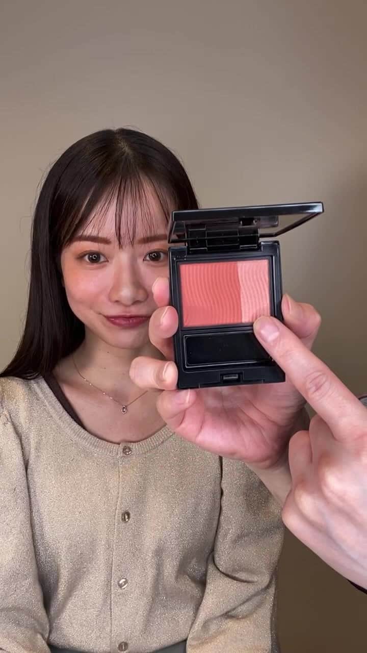 ETVOS　のインスタグラム：「新作ファンデーションと2023サマーコレクションを使用したメイクをご紹介🌞 「ほしい」とコメントしていただくと、 新作をご予約いただけるリンク付きのDMを自動でお送りさせていただきます！ 商品に興味をお持ちいただけましたら、ぜひ「ほしい」とコメントしてみてください☺️ DMは受信BOXのリクエスト欄に入っているかもしれないので、もし届いていない場合はそちらもご確認ください！ . 🎁4月25日(火)10時まで「ホワイトニングクリアセラム」のテスターサイズをDM限定でプレゼントいたします！条件の詳細はDMからご覧ください✨ .  ------------------------------ #etvos #エトヴォス #石けんオフメイク #敏感肌 #ミネラルコスメ ------------------------------   #新作 #新発売 #新作コスメ #ナチュラルコスメ #敏感肌コスメ #美容好き #おすすめコスメ #お気に入りコスメ #石けんオフコスメ #石鹸落ちコスメ #天然由来成分 #国産コスメ #夏コスメ  #夏メイク #シェーディング #ハイライト #チーク #オレンジメイク #ブラウンメイク #サマーコレクション #ファンデーション #コンシーラー　#プレストファンデ」