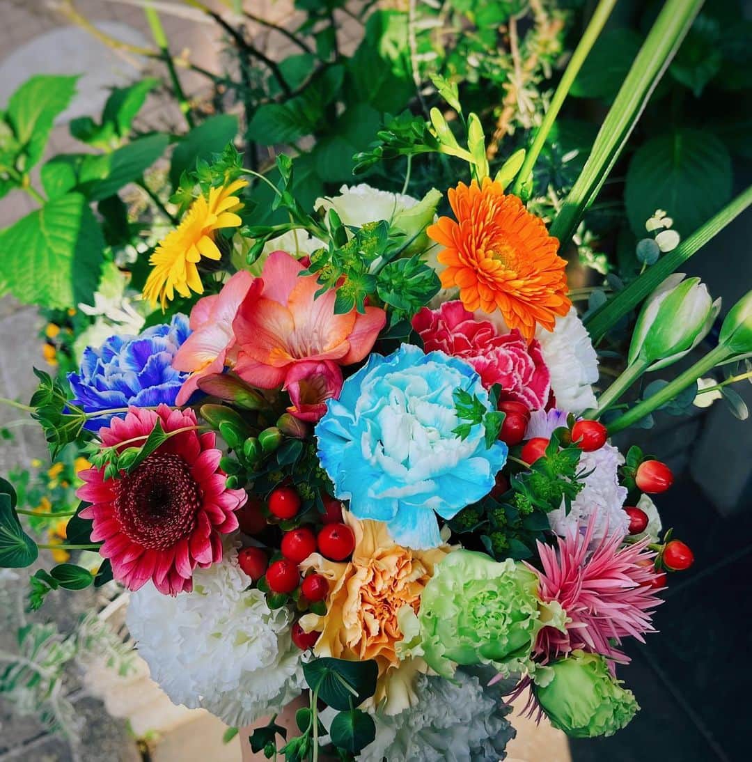 岡本杏理のインスタグラム：「カラフルに組んだ花束。 春のお花ももう終わりですね🌷  #anrisflower  #チューリップ #フリージア #ガーベラ #トルコキキョウ #ヒペリカム #ブプレリウム #カーネーション」