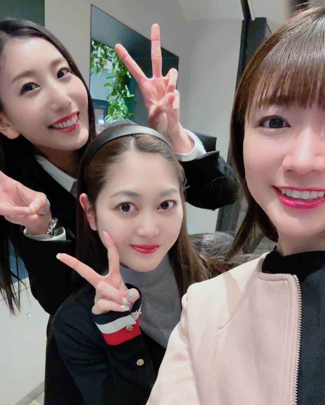岡本麻佑のインスタグラム：「. 大先輩でもあるだいすきなお姉様方とオシャカフェ🥰☕️💓✨クレープも美味し過ぎたしカラメルミントの紅茶が衝撃的な美味しさだった😳🌿🧡  束の間でしたが楽しい時間でした🥹🤍また集まれる日を楽しみに😍🫶🏻🫧  #レースクイーン#racequeen#モデル#大阪#カフェ#大阪カフェ#ハービスプラザ#女子会」