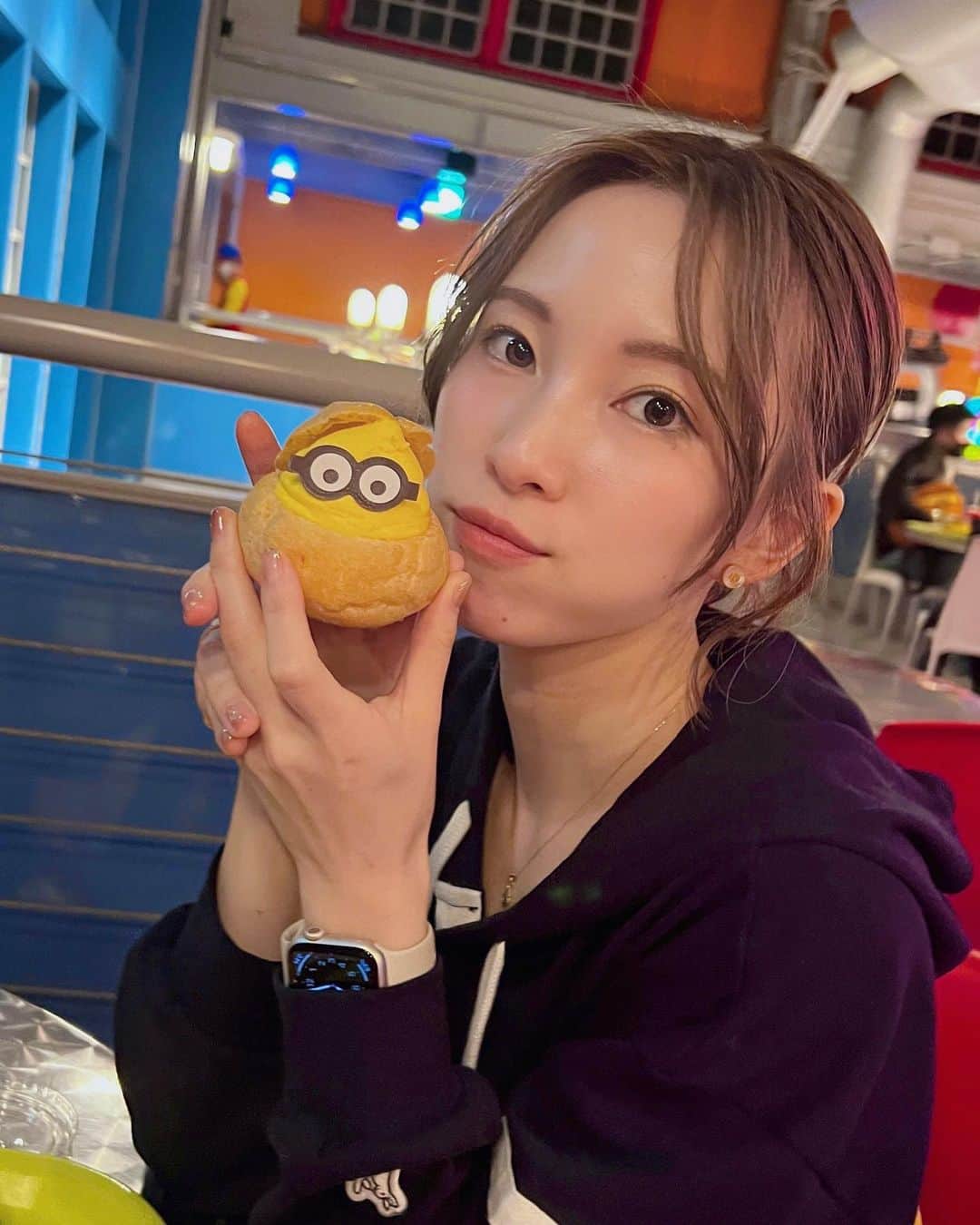 のインスタグラム：「. . 人生3回目のUSJ🌎！  寒くて少し雨も降ってて、 人が多すぎて何も乗らずにバナナ🍌 のゲームしてご飯食べて写真撮って、 雰囲気楽しんで帰ってきました😂  このシュークリームめちゃくちゃ美味しかったです😋   #usj  #ユニバ  #ユニバーサルスタジオジャパン  #大阪  #シュークリーム」