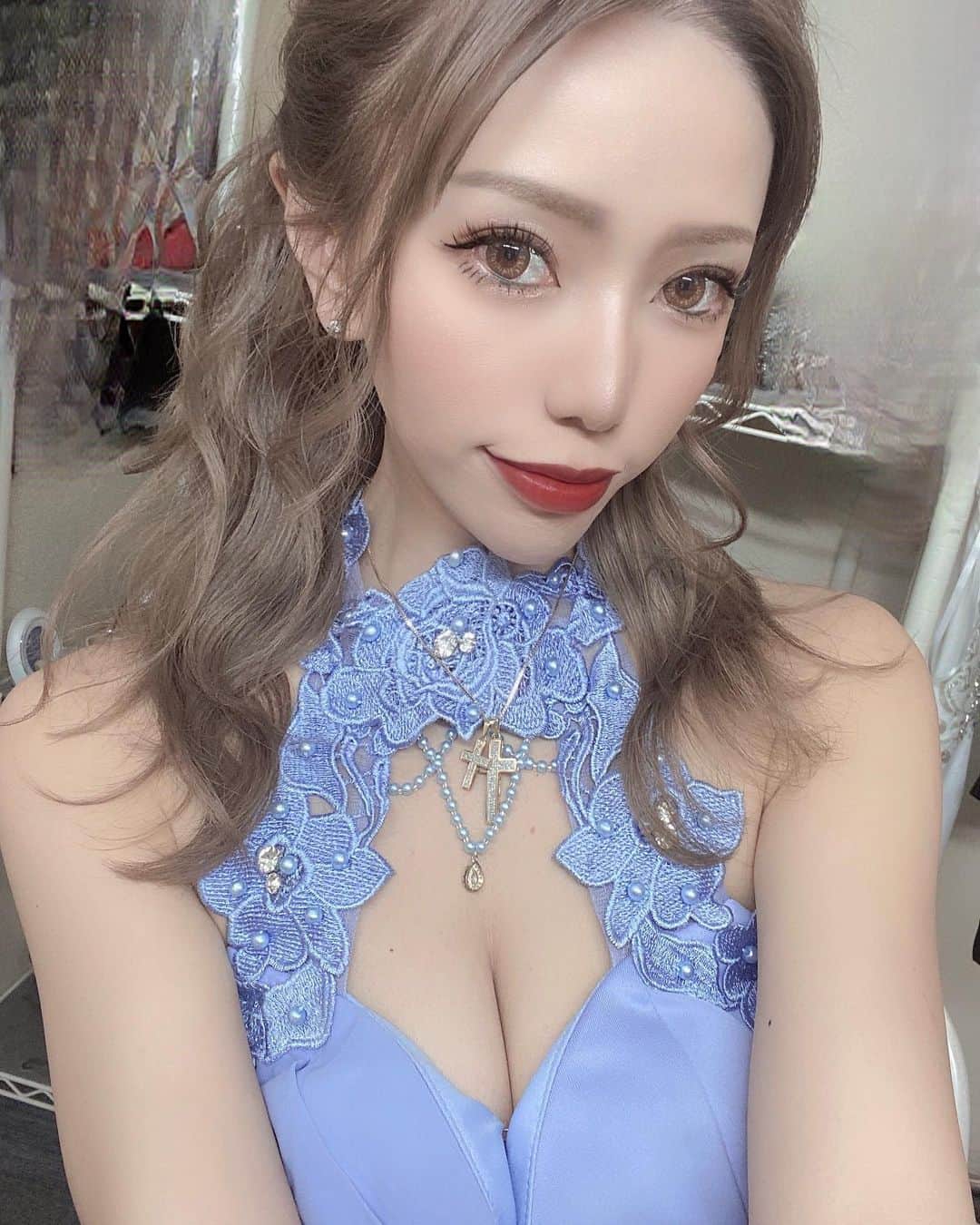あゆかのインスタグラム：「美容室行ってマツエク行って センターわけにしてみた😋 前髪伸ばそーって思っても 中途半端になって切っての 繰り返し✂️ どっちがいいかなー？  .  .  #千葉キャバクラ#千葉富士見キャバ嬢#千葉富士見町キャバ嬢#千葉富士見キャバクラ#arドレス#ジュエルズドレス#千葉#ファッション好きな人と繋がりたい#ヘアメイク#お家スタイル#息してる？#followｍe4 #follow4like#followtrain  .  .」