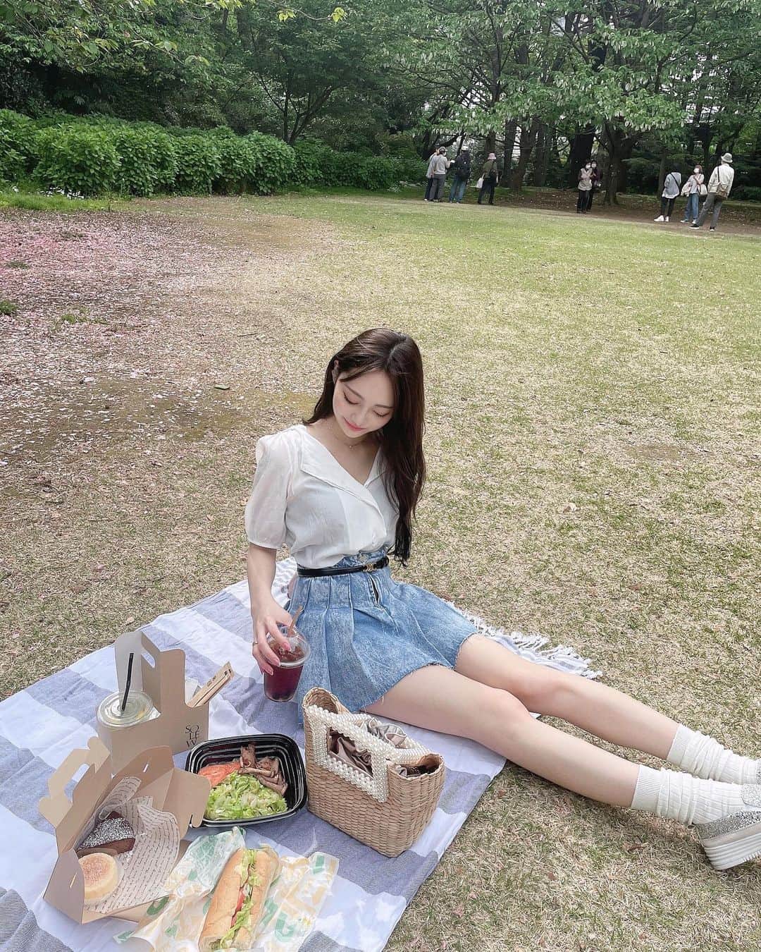 みうらうみさんのインスタグラム写真 - (みうらうみInstagram)「ピクニック天気良くて丁度いい気温で気持ちよかった🧺🥪🍦🥑  #ピクニック #picnic」4月19日 21時19分 - miuraumi1207