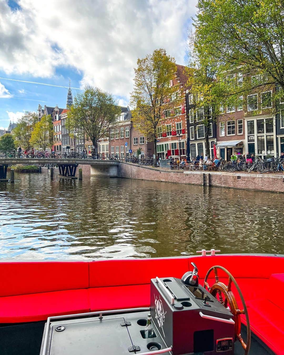 かにゃのインスタグラム：「どこもかしこも美しいAmsterdam✖︎✖︎✖︎ ボートから見るSunsetは最高にロマンチック…🥹🫶 この景色に一目惚れしてオランダ住もうって決めたの🌷 お散歩してるだけで幸せ感じてるよ😽 Life is beautiful~💖  . . .  #boat #boattrip #boating #boatday #boatride #boattour #canal #canals #canalsofamsterdam #amsterdamcanals #livinginamsterdam #amsterdam #amsterdamcity #amsterdam🇳🇱 #amsterdamlife #netherlands #netherlands🇳🇱 #holland #アムステルダム #アムステルダム生活 #アムステルダムライフ #オランダ移住 #オランダ #オランダ生活 #ヨーロッパ #ヨーロッパ生活 #海外生活 #海外移住 #運河 #ボート」