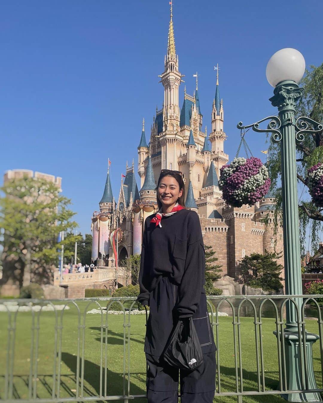 松本瞳のインスタグラム：「お天気さいこう🏰✨ ランドの中で買ったバンダナが大活躍でした。 （タグが出てるネ🙄）」