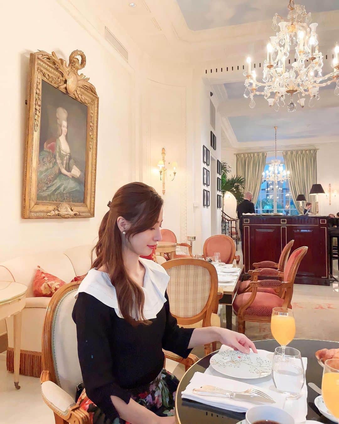 Chihiroさんのインスタグラム写真 - (ChihiroInstagram)「フランス🇫🇷パリ ル・ブリストルでのある朝。  ロイヤルな空間は 何よりときめきます♡ たまに写真を見返したくなる。　  ------------------------------  ＼CICCY GW限定のペア割開催中🤍／  GW期間中に限り、Ciccy診断士(代表栂野は除く)のパーソナルカラー診断×骨格診断　ペア診断が割引になります♡  通常22,500円×2人＝45,000円 のところ、お1人様あたり1,000円Offの43,000円に！  是非ご友人様とお越しください♡  【パーソナルカラー診断＋骨格診断】  ♦︎栂野枠4月末まで満席。5月受付中。 (お一人様あたり¥32,000-)  ♦︎Ciccy診断士枠 4月5月ご予約受け付け中。 (お一人様あたり¥22,500-)  ご予約詳細は、Ciccyホームページにてご確認ください。  〜〜〜〜〜〜〜〜〜〜〜〜〜〜〜〜〜〜〜  #パーソナルカラー診断 #骨格診断 #イメージコンサルタント  #パーソナルカラー診断東京 #パリ旅行  #パリ観光 #ルブリストル #ホテル朝食」4月19日 21時29分 - chippp49