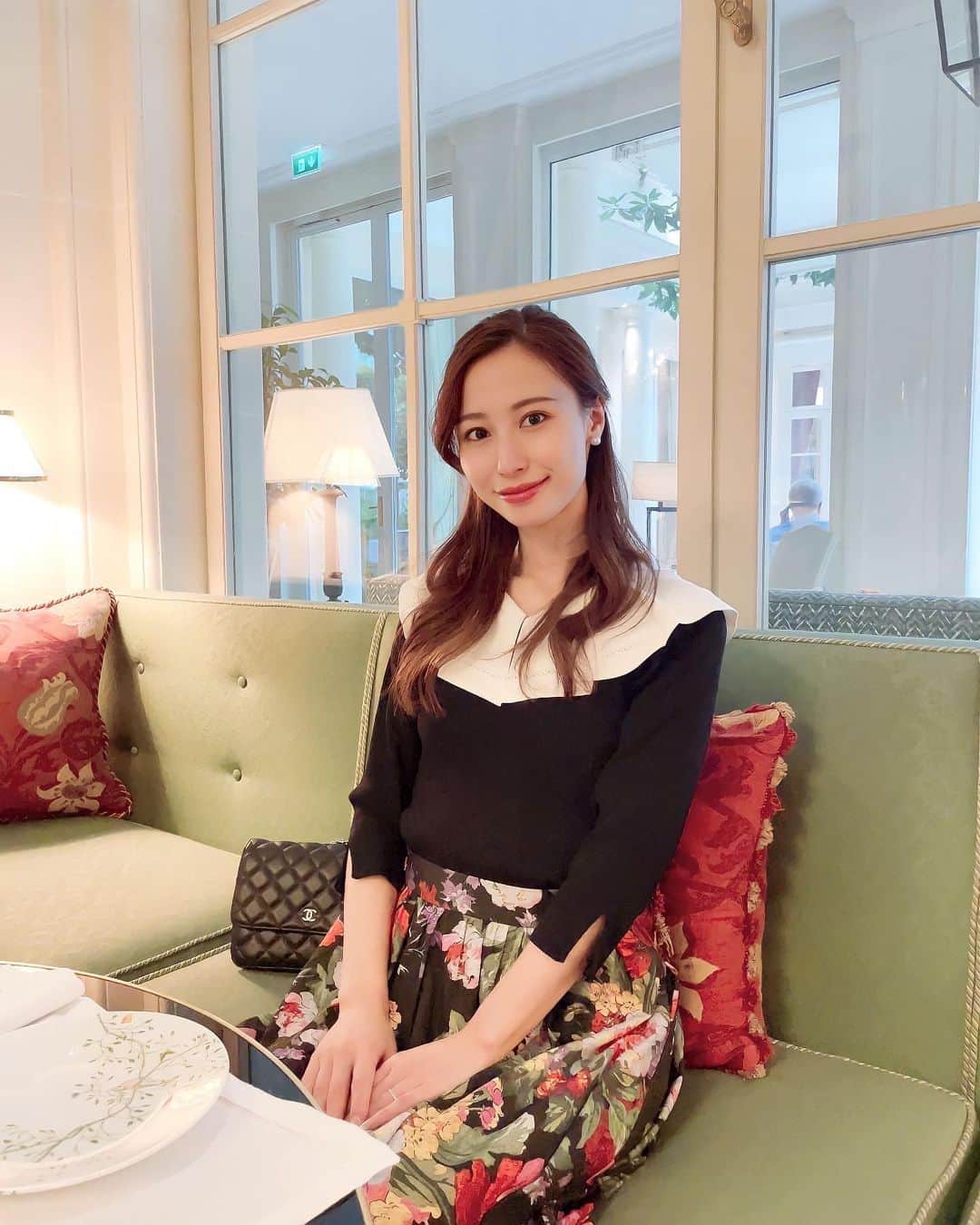 Chihiroさんのインスタグラム写真 - (ChihiroInstagram)「フランス🇫🇷パリ ル・ブリストルでのある朝。  ロイヤルな空間は 何よりときめきます♡ たまに写真を見返したくなる。　  ------------------------------  ＼CICCY GW限定のペア割開催中🤍／  GW期間中に限り、Ciccy診断士(代表栂野は除く)のパーソナルカラー診断×骨格診断　ペア診断が割引になります♡  通常22,500円×2人＝45,000円 のところ、お1人様あたり1,000円Offの43,000円に！  是非ご友人様とお越しください♡  【パーソナルカラー診断＋骨格診断】  ♦︎栂野枠4月末まで満席。5月受付中。 (お一人様あたり¥32,000-)  ♦︎Ciccy診断士枠 4月5月ご予約受け付け中。 (お一人様あたり¥22,500-)  ご予約詳細は、Ciccyホームページにてご確認ください。  〜〜〜〜〜〜〜〜〜〜〜〜〜〜〜〜〜〜〜  #パーソナルカラー診断 #骨格診断 #イメージコンサルタント  #パーソナルカラー診断東京 #パリ旅行  #パリ観光 #ルブリストル #ホテル朝食」4月19日 21時29分 - chippp49