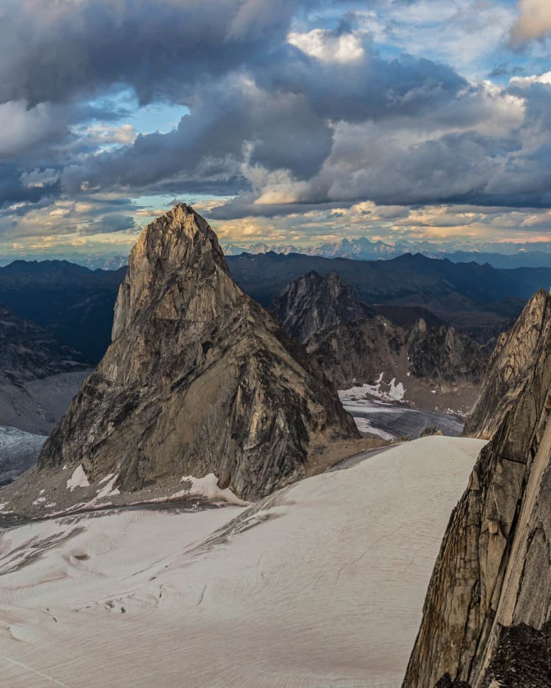 ジミー・チンのインスタグラム：「Spot the climber?   In August 2015, @conrad_anker, @renan_ozturk, and @alexhonnold, and I spent two weeks climbing in the Bugaboos Provincial Park, British Columbia. Conrad has a hard time staying stationary, so on one of our rest days he rallied the team for a quick "hike" up Pigeon Peak, near our camp. That's Conrad on Pigeon in the photo above.  Not to be outdone, Alex Honnold, on another one of our rest days, strolled out of camp at 9 a.m. to onsight solo two big multipitch routes, rated 5.12a and 5.11c. He wandered back to camp at 3 p.m. for a bite to eat, then headed out at 4 p.m. for a ropeless "cool down" lap on the 19-pitch Beckey-Chouinard route on the South Howser Tower. He was back before dark. It was the biggest day of difficult free soloing anyone had ever done in the Bugaboos, but it was just another rest day for Alex.  Prints available at the link.」