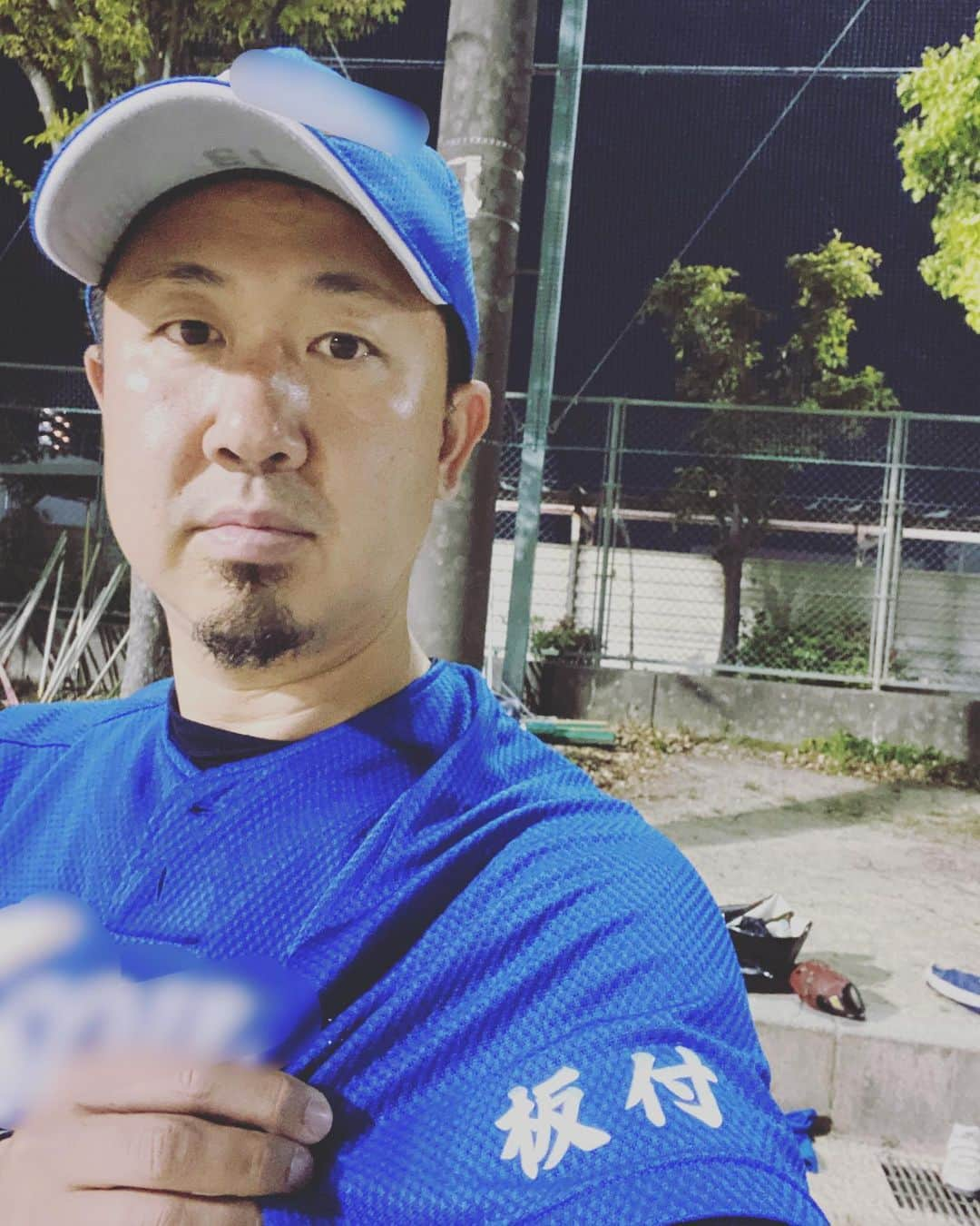 YASSのインスタグラム：「4/19 ついに40代になってしまった！ 40代最初の夜は、ナイターリーグの開幕！ 僕は開幕投手で完投勝利！ 30代最後は負けて終わったからな！ 勝って始まったよ40代！ さて40代は心も生活も教育も全てにおいてゆとりをもって生きて、かっちょいいオッサン目指します！ 皆さん今後ともよろしくお願いします！  #ビーグルクルー #40代 #40歳 #誕生日 #ソフトボール #ナイターリーグ #開幕投手 #完投勝利 #板付 #板付中学校」