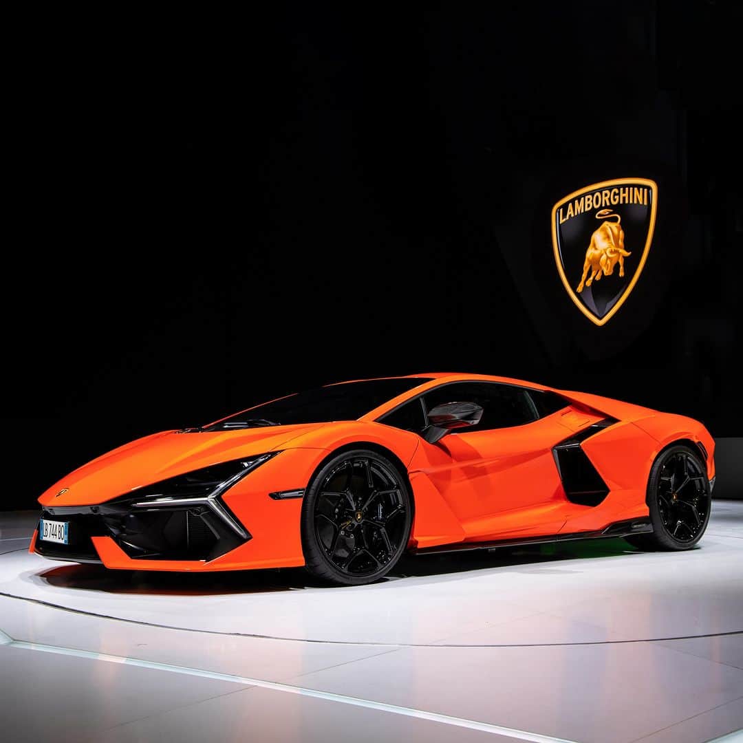 ランボルギーニのインスタグラム：「We celebrated the debut of our first Super Sports V12 plug-in hybrid HPEV (High Performance Electrified Vehicle) yesterday at Auto Shanghai 2023: Lamborghini Revuelto.​  This masterpiece embodies our tradition with an unprecedented benchmark in performance, on-board technology and a driver-centred experience.​  The exhibit included other Super Sports Cars and Super SUVs such as Huracán Tecnica, Urus Performante and Urus S, branded clothing lines, fine accessories, and a range of co-branded projects.​  Just another celebration of our 60th anniversary event program.​ ​ #Lamborghini #Revuelto #FromNowOn  __ The vehicle is not yet offered for sale and is therefore not subject to Directive 1999/94/EC. The fuel consumption and emissions data is in the type approval stage」