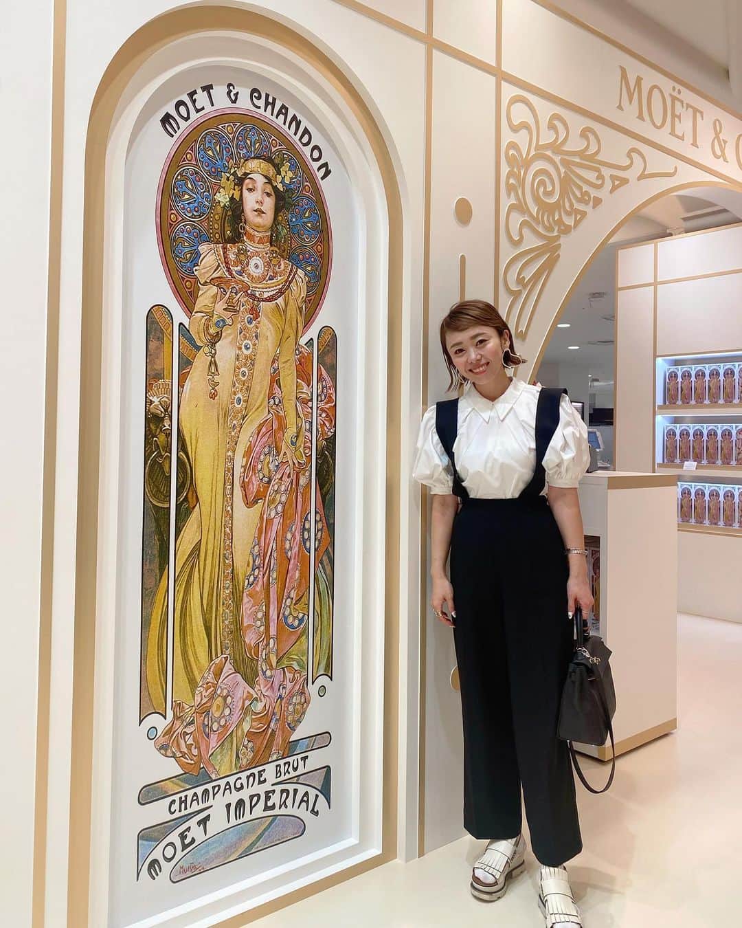 松本亜希のインスタグラム：「・ 今日から、大阪高島屋1階グッドショックプレイスにてスタートした @moetchandon ✖️ 'Mucha' コラボレーションPOP UP🍾  フランスを中心に活躍したアールヌーボーを代表するチェコ出身の画家、AlfonsMucha(アルフォンス・ミュシャ)が、かつてモエ・エ・シャンドンのために考案したポスター画をボックスにデザインした、限定ギフトボックスがずらり😍😍 メゾン創業280周年を記念して、26日から一般販売みたいなのですが、popupでは先行で購入ができます！  あとpopupでは、メタリック仕上げのスペシャルギフトボックスにお名前やお好きなメッセージをカスタマイズすることもできましたよ✨✨(写真4.5枚目) これは、特別感もあってギフトに最高だなと思いました👏  とっても素敵な空間だったので、是非足を運んでみてください🍾 ☑︎ 大阪高島屋1階にて4/25(火)まで  _________________________________ #moetchandon#モエシャンドン #モエシャンドンギフトボックス #DrinkResponsibly#pr」