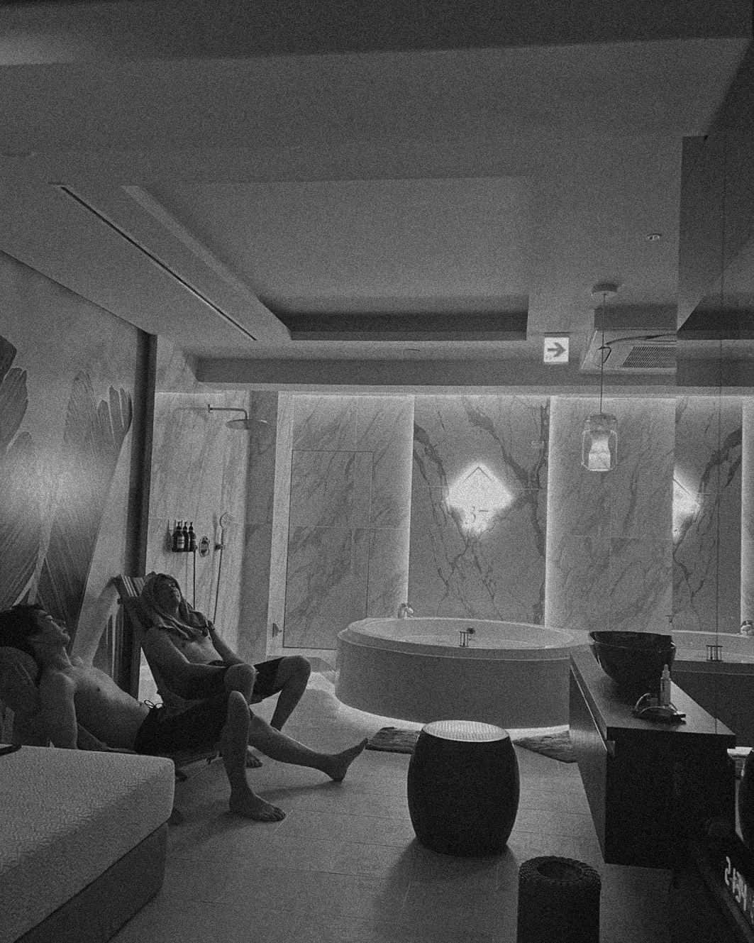 ロビンのインスタグラム：「the art of doing nothing   sauna  good music and friend  #sauna ＃サウナ」