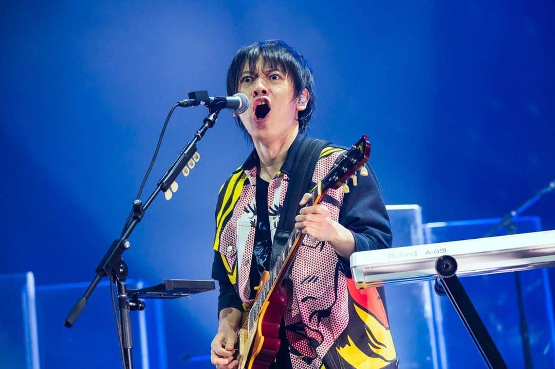 のインスタグラム：「Thank you for coming today!  I've always wanted to do a live show in LA  My dream came true again today !  I'm so happy! Thank you !   La próxima vez iré a México! Estoy esperando!  PHOTO by Takeshi Yao  #6000人近くのたくさんの人が見に来てくれました #夢見たいなライブでした #残りの人生で待ってくれてる世界のみんなに会いに行きたい #打ち上げでぷりぷりのエビのお寿司をいただきました #和食レストランに行ったのですが他のお客さんがほぼ全員今日ライブ見に来てくれた方々だったのにも関わらず僕らにライブ見に行ったことを一切感じさせずに帰るときに話しかけてくれる食事中の僕達にも気を使わせない素晴らしい方々でした見に来てくれてありがとう #あとアサイーボウル今日も朝食べた #おいしい」