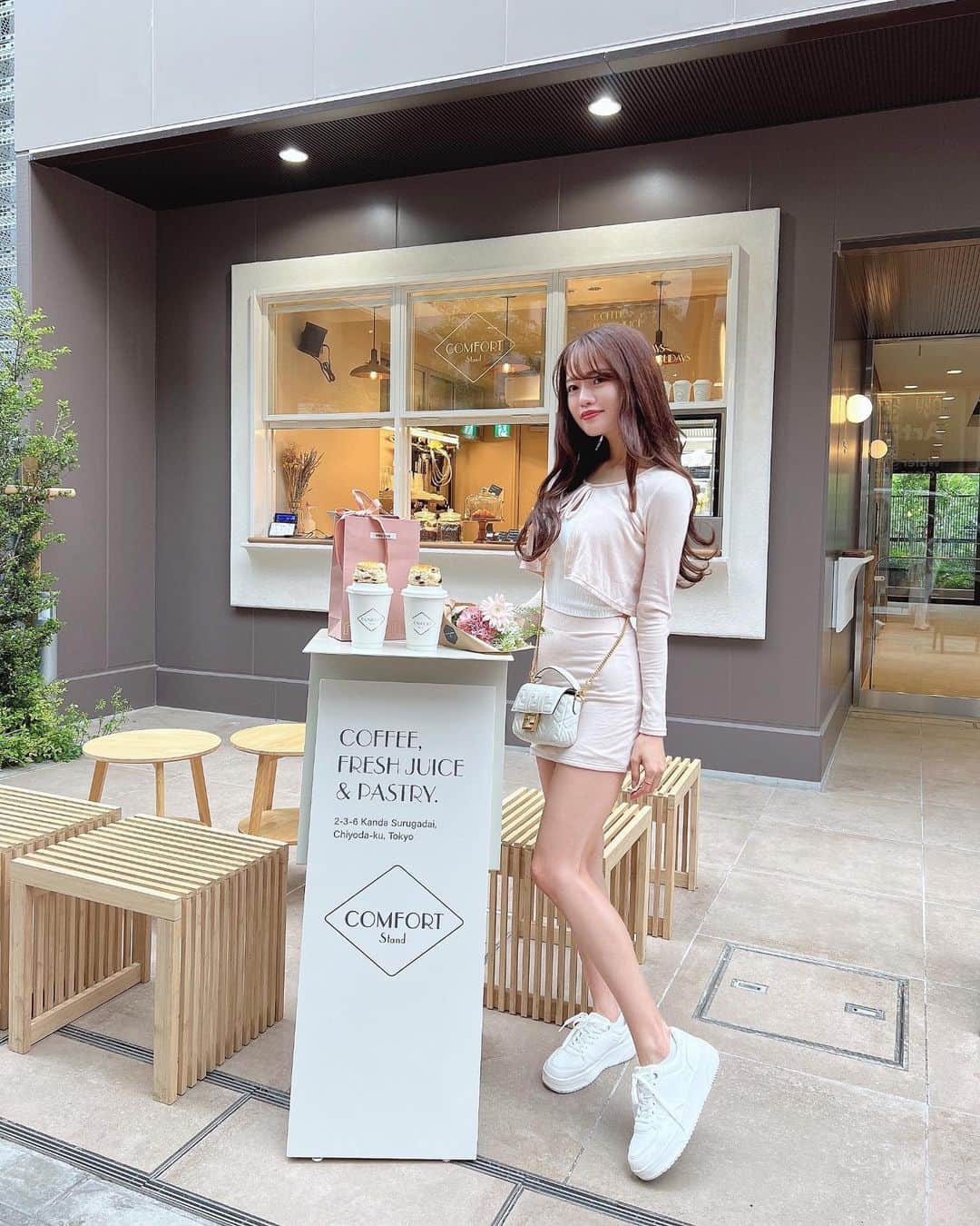 Isakoさんのインスタグラム写真 - (IsakoInstagram)「Comfort Stand 🫖🤍 　 御茶ノ水にできた可愛いカフェに行って来ました✨✨ 　 えりんこ @erinko0315 のお誕生日プレゼントも渡せてhappy🎂💕✨     質問が沢山来ていたこの可愛いセットアップは @etoileboutique_official です👗 　 　 　 #東京カフェ#東京カフェ巡り#セットアップ#カジュアルコーデ#カジュアルファッション#カジュアルガーリー#大人かわいいコーデ#御茶ノ水カフェ#スニーカー#スニーカー女子」4月19日 21時24分 - ichaaako