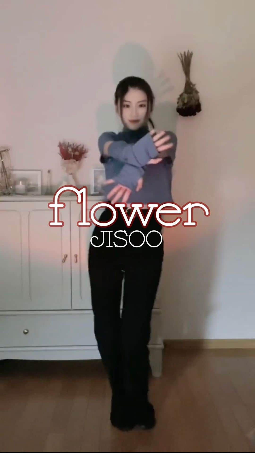 二木蒼生のインスタグラム：「踊ってみた🌹 #flower #JISOO #ジス #꽃　#지수　#flowerchallenge #dancechallenge #flowerdancechallenge #blackpink #tiktok」