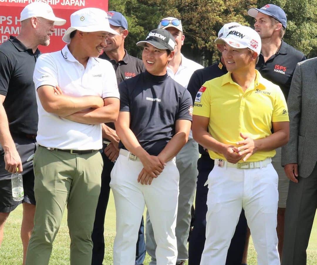  JGTO 男子プロゴルフツアーさんのインスタグラム写真 - ( JGTO 男子プロゴルフツアーInstagram)「大会主催の国際スポーツ振興協会（ISPS）の所属プロになって2年目の桂川有人😊  コロナ禍により、「とりあえず日本トーナメント」として開催した昨年大会で、ホストVをツアー初優勝で飾りました🙌🏻 本大会は、今年ようやく欧州と日本の初共催が実現し、「ホストプロとして、調整してきました。気持ちは凄く入っている」と、静かに高ぶる😤   現在、コーンフェリーツアーも主戦として、世界を渡り歩き、今季の国内初戦は、欧州との初共催⛳️ 「自分の中では大事な試合のひとつ」😌 2年連続優勝に向けて明日から熱い戦いが始まります！💪🏻 https://www.jgto.org/news/31255  @isps_handa  @dpworldtour  #jgto #golftournament #男子ゴルフ #ispshanda欧州日本どっちが勝つかトーナメント #pgm石岡ゴルフクラブ #桂川有人」4月19日 21時26分 - japangolftour