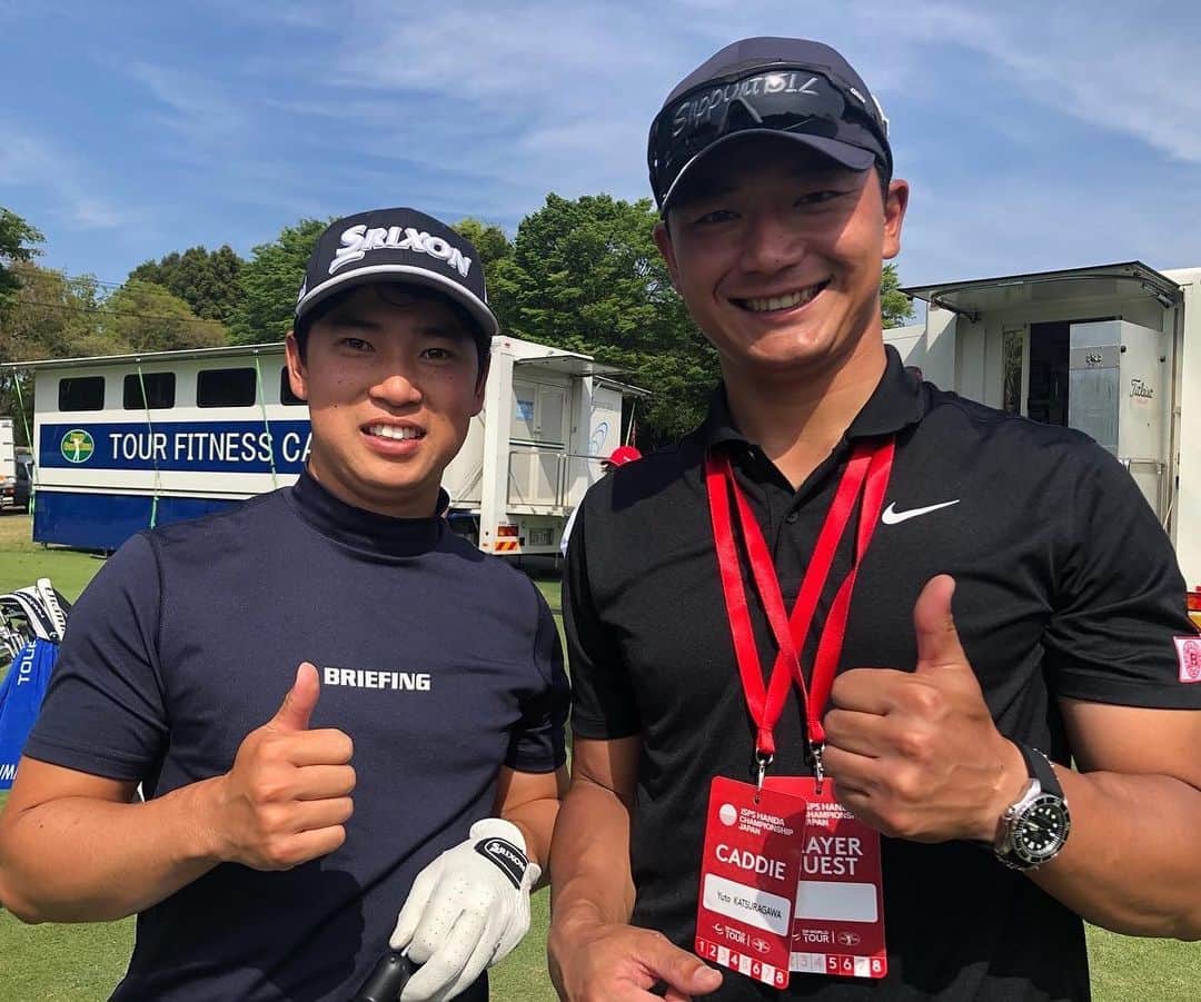 JGTO 男子プロゴルフツアーさんのインスタグラム写真 - ( JGTO 男子プロゴルフツアーInstagram)「大会主催の国際スポーツ振興協会（ISPS）の所属プロになって2年目の桂川有人😊  コロナ禍により、「とりあえず日本トーナメント」として開催した昨年大会で、ホストVをツアー初優勝で飾りました🙌🏻 本大会は、今年ようやく欧州と日本の初共催が実現し、「ホストプロとして、調整してきました。気持ちは凄く入っている」と、静かに高ぶる😤   現在、コーンフェリーツアーも主戦として、世界を渡り歩き、今季の国内初戦は、欧州との初共催⛳️ 「自分の中では大事な試合のひとつ」😌 2年連続優勝に向けて明日から熱い戦いが始まります！💪🏻 https://www.jgto.org/news/31255  @isps_handa  @dpworldtour  #jgto #golftournament #男子ゴルフ #ispshanda欧州日本どっちが勝つかトーナメント #pgm石岡ゴルフクラブ #桂川有人」4月19日 21時26分 - japangolftour