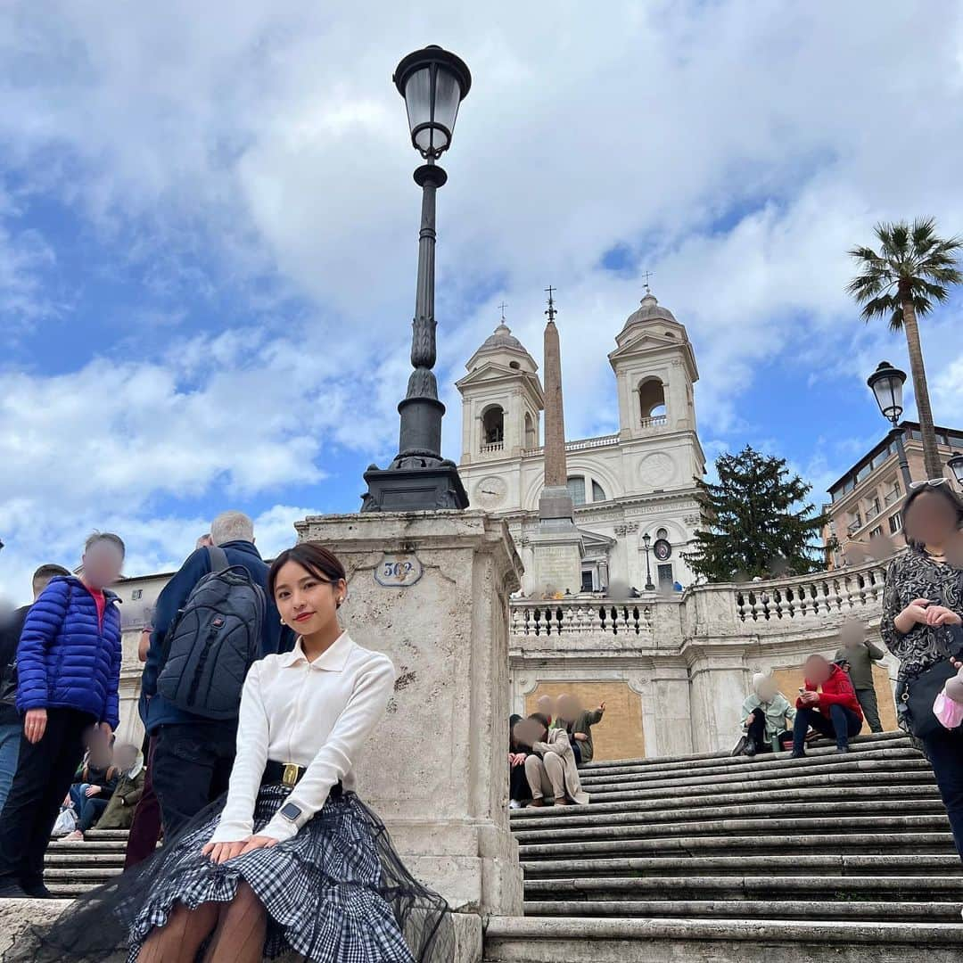 山尾梨奈のインスタグラム：「〻 Roma, Italia e Vaticano, marzo 2023  📽️🎞️👸🏻💕👗🛵🍦🤚⛲️⚔️🖼️🏎️🇻🇦」