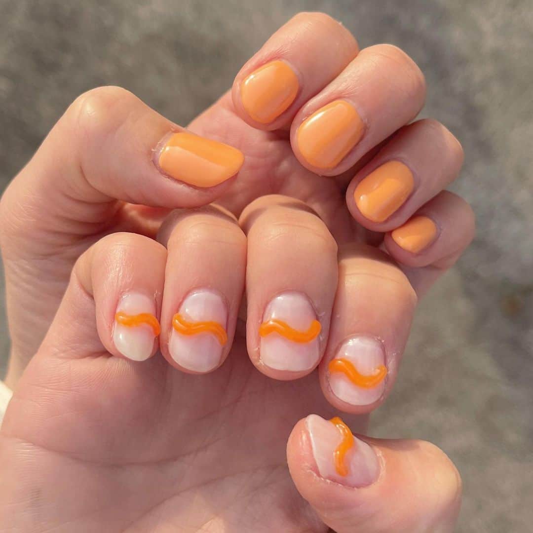 ryuu79hinaのインスタグラム：「ネイルちぇ〜んじ💅 ・ ・ うにょうにょ×ワンカラー🍊 絶妙のオレンジが可愛い🫶 ・ ・ ━━━━━━━━━━━━━━━ #ワンカラー#ワンカラーネイル#ジェルネイル#うにょうにょネイル #乳白色ネイル#ジェル#ジェルネイル#ショートネイル#instagood#記録#シンプルネイル#春ネイル#네일아트#젤네일#글리터네일#네일스타그램#うねうねネイル#ジェルネイルデザイン#ネイルデザイン#ニュアンスネイル#ニュアンスネイルデザイン」