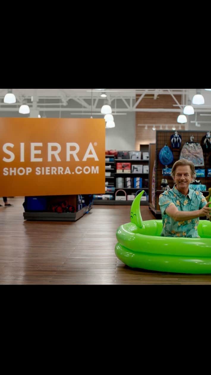 デヴィッド・スペードのインスタグラム：「I would’ve jumped in the pool myself, but I spent too long in hair and makeup to ruin this look @sierraofficial #ad」