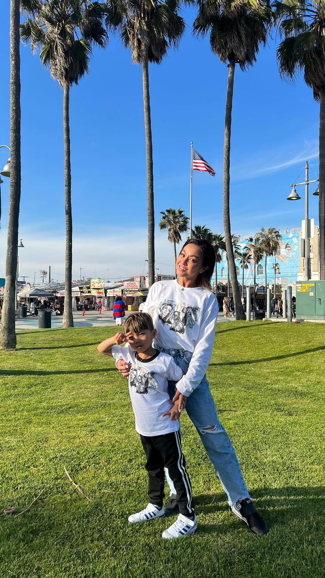 Nazukiのインスタグラム：「🌴Santa Monica in LA🌴  LA✈︎ワシントンD.C.✈︎LA 戻り、やっとのオフで、レンとSanta Monicaへ❤️  NBAも終わり、清々しい気持ちで2人でサンタモニカを走ったよ✌️ LAの気候はカラッとしていて、 ほんとに気持ち良い✨✨ 最高の天気日和☀️  5歳の彼氏とDATE💕  #la #santamonica #beach #offday  #5yearsold #american #trip #family #date #5歳男の子 #travel #親子」