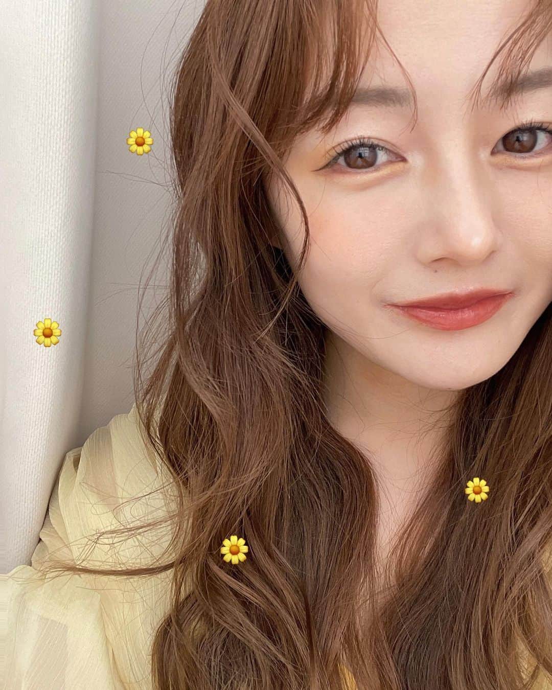 大田くるみさんのインスタグラム写真 - (大田くるみInstagram)「𝘺𝘦𝘭𝘭𝘰𝘸 𝘮𝘢𝘬𝘦𝘶𝘱🐥🌼🍋  ピンクメイクばっかりしてたから 珍しくイエロー&オレンジな 柑橘系メイクを🍋  上まぶたの目尻と 下まぶたの目頭に イエローを入れているのですが すごく春っぽくていい感じ？！🤭💛  ほんのりとカラーメイクも 気分が変わっていいですよねえ💭💛 . . . #イエローメイク #カラーメイク #イエベ春  #イエベ春メイク」4月19日 21時37分 - kurumimi1113