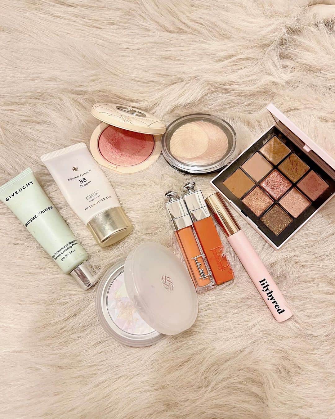 AYUのインスタグラム：「うるちゅるーんって感じのメイク💄  使ったコスメは4枚目を見てね👀 ピンクのラメを唇の上に塗るのがポイントなのです💄 まつ毛はピンセットで束にしてます👀  カラー、カット、スタイリングは天才 @__amidoll__ 🌹  #ワンホンヘア#束感まつげ#純欲メイク#中国メイク#韓国ヘア#ワンホンメイク#ノーマルカメラ」