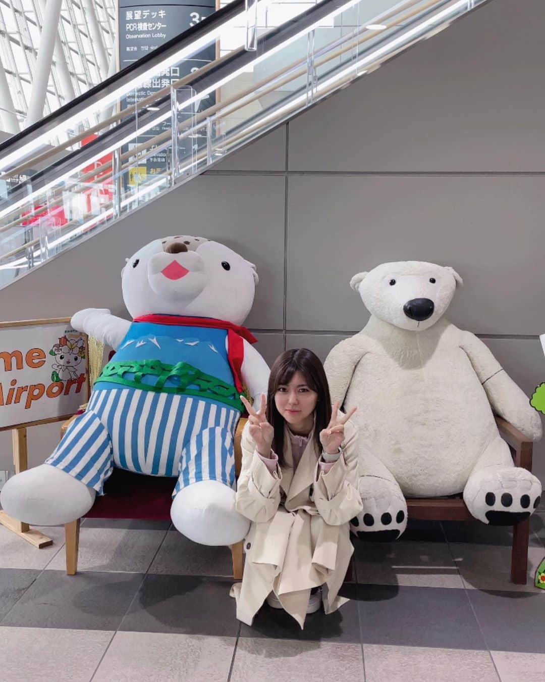 熊林保奈美のインスタグラム：「* . 🐻‍❄️×🐻×🐻‍❄️  短い帰省だったけど 久々に家族全員揃って団欒してきた☺️  まだ雪残ってたし なんなら戻ってくる日雪降ってて この時期に雪見れて ちょっと嬉しくなっちゃった笑 旭川3度⛄️からの東京20度☀️ また帰るからね〜〜〜 . . * #モデル #撮影会モデル #ポートレートモデル  #model #サロンモデル  #熊林保奈美 #道産子 #旭川 #旭川空港 #あさっぴー  #Japanesegirl #instalike #맞팔  #me #followme」