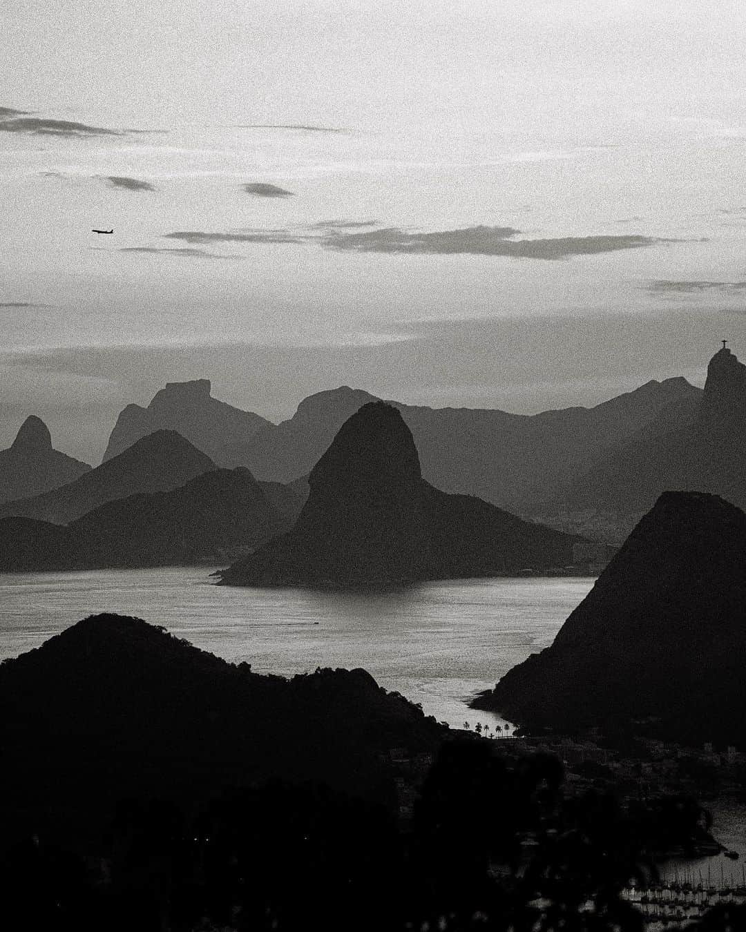 グレイシー・カルヴァルホさんのインスタグラム写真 - (グレイシー・カルヴァルホInstagram)「"desfile de montanhas"  Rio de Janeiro, 23. #onfilm」4月19日 21時31分 - guilhermelicurgo