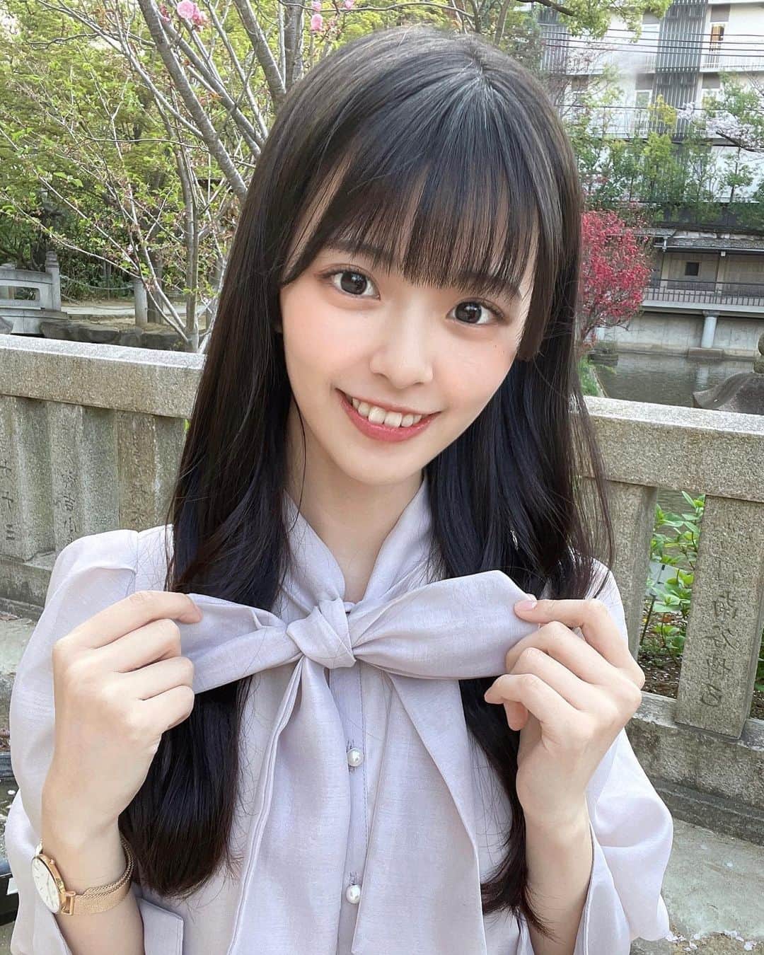 桜田彩叶のインスタグラム：「ブラウス大好き！可愛い！♡ くすみピンク可愛い〜 💞   #神戸観光  #春服  #ボウタイブラウス  #ブラウス  #生田神社  #swingle」