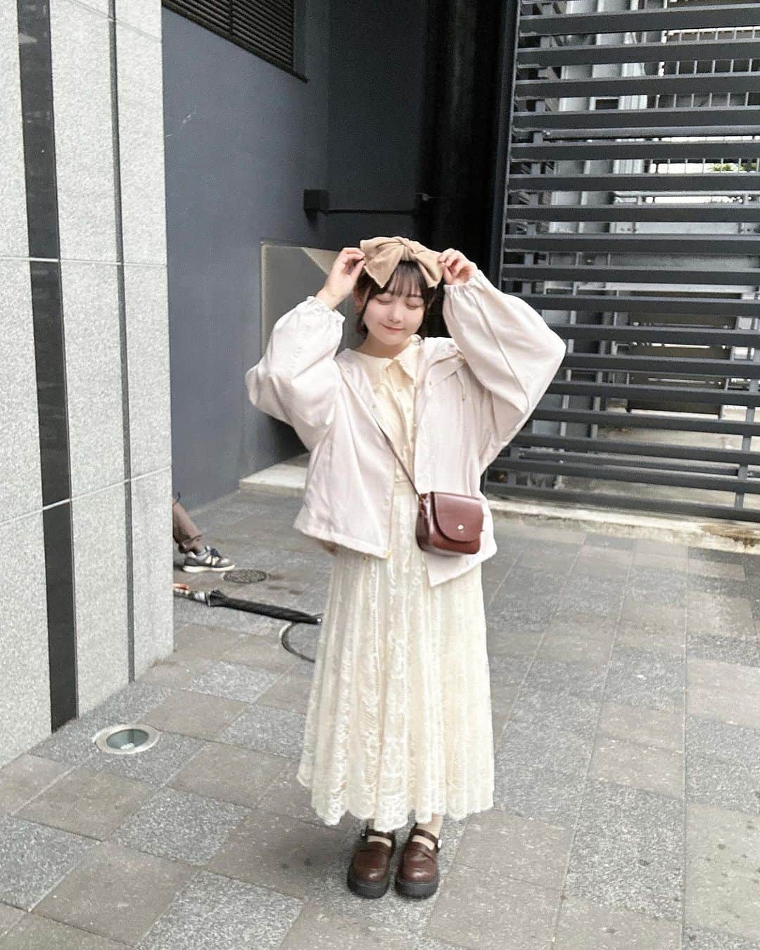 みさねのインスタグラム：「広島2日間⚾️🍁 ㅤ 野球観戦してカフェ巡りした☕️ ㅤ おばあちゃんと両親にも会えて楽しかったな〜ん！！！ ㅤ 1日目のコーデ ブラウススカートバッグ @cham.official_  マンパ @grl_official  ㅤ 2日目のコーデ 全身 @cham.official_  ㅤ #広島 #広島カフェ #スカートコーデ #ガーリーコーデ #淡色コーデ #淡色女子 #淡い民 #ベージュコーデ #grl購入品 #デートコーデ #春コーデ #春服コーデ #カープ女子 #カフェ巡り」