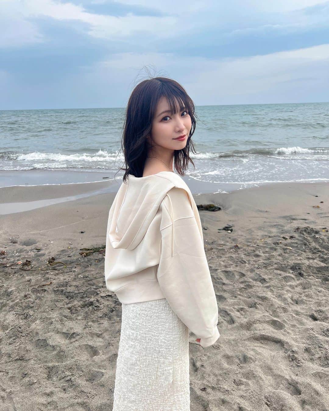 星野理沙のインスタグラム：「🤍  海が好き むかし水泳を習ってて 気づいたら水の中にいることが多かったから潜った時の音も波の音も好き🌊  川の流れる音も好きだから 水の音が好きなのかもしれない！  私とデートするってなったら 海とか川ばっかりかもだけどそれでもついてきてくれますか？  明日は渋谷で #ドレミファソラシード さん主催ライブです🎤  📍Spotify O-Crest 🎤19:30〜20:00 📸20:40〜22:00(終演後) 🎫前売0円・別途1d  無料公演です🉐 お仕事学校終わりでもお休みの方でも！ 30分ライブ楽しもうね🔥🔥」