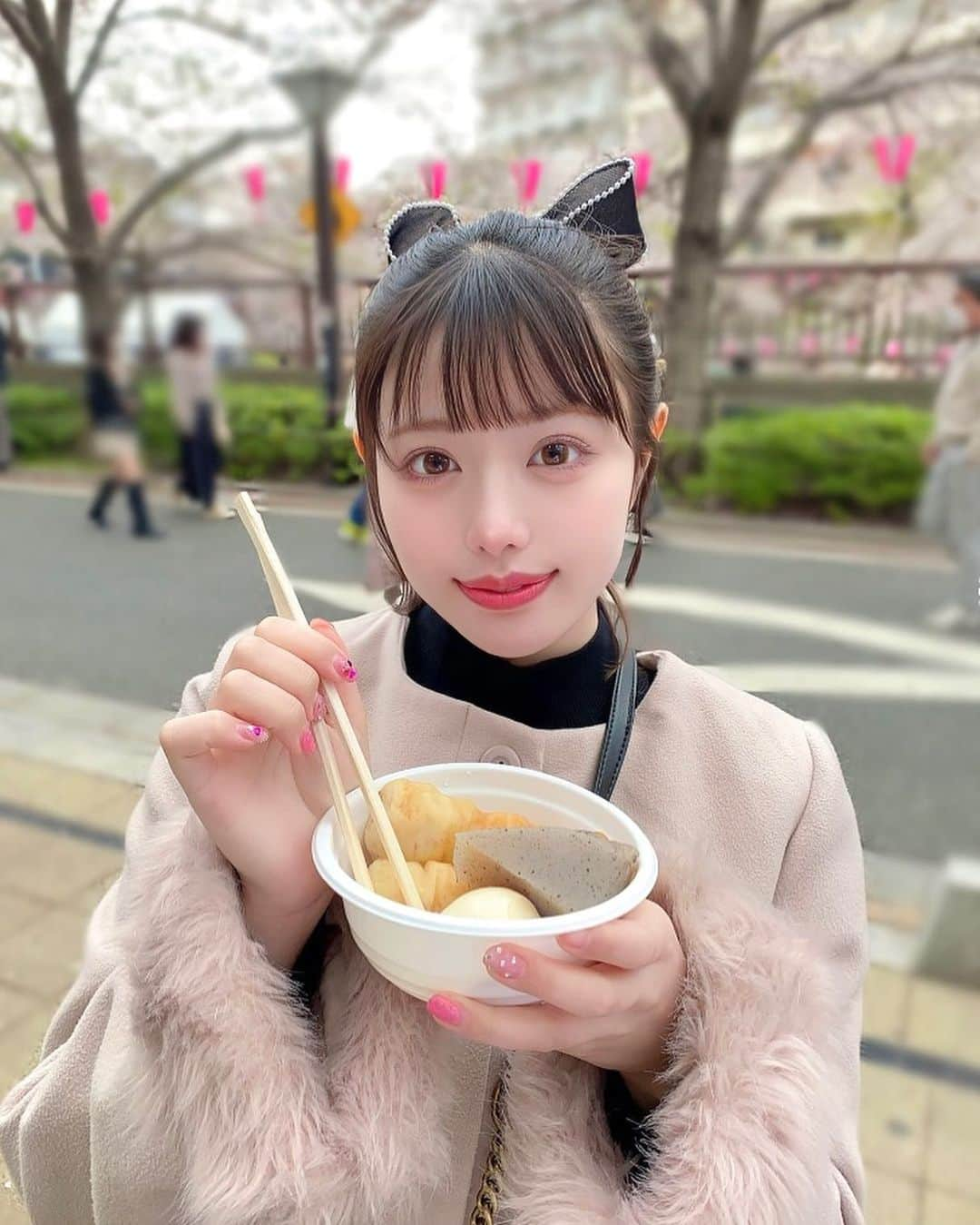 あやのさんのインスタグラム写真 - (あやのInstagram)「おでん食べるー？？💗  (実は元おでん屋店員🍢)  #春あやの #制服 #日向坂46  #日向坂46好きな人と繋がりたい #踊ってみた #撮影会 #japan #japanesegirl #kawaii #アイドル #地下アイドル #コスプレヘアアレンジ #ヘアアレンジ  #コスプレ#jk #乃木坂 #アイドル好きと繋がりたい #イコラブ #ノイミー #制服コスプレ#tiktok#フルーツジッパー #振り付け #桜 #music #お花見 #目黒川 #桜スポット #新宿カフェ #おでん屋」4月19日 21時34分 - _aya.no