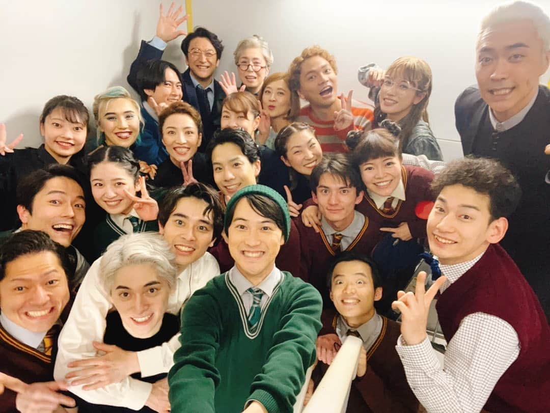 美山加恋のインスタグラム：「大集合。 みんなと一緒にがんばれるのもあと少し。 終わりなんてまるで見えず、ずっと一緒に走り続けるものだと思ってたけど、やっぱり終わりはあるんだなと感じ始めている最近です。  支え合いやってきた1年。 なにがあってもさすがに楽しめる。最後まで楽しみ尽くします🫶🏻  #舞台ハリポタ #呪いの子 #harrypotter #cursedchild」