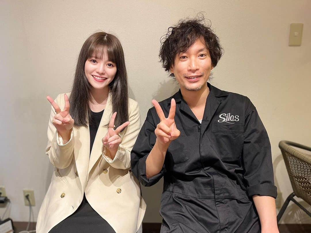 有村莉彩さんのインスタグラム写真 - (有村莉彩Instagram)「#安達健太郎 さんと📸✨  🎀きょうはお稽古でした🎀 今回、漫才初挑戦なのですが、 ほんっっとうに難しい。！（笑）  テレビでみている時はふら〜っとただ観て、笑って、 たのしい幸せな気持ちにさせていただいてというか、、 何気なく当たり前のように日常にあったりするけど、 改めてお笑いというか、誰かの気持ちを 動かすだったり、楽しんでもらうという事がどれだけ 難しい事なのか、その頂点というかスペシャリストさんなんだなって、芸人さんやっぱりすごいなあ〜🥹💭 ってとても思います。  今週土日は、殻を破れるように！ 来てくださったみなさんをハッピーにできるように！ 頑張ります☺️ぜひみなさま会場で！！ お会いしましょう🌱🫶🏻✨  2023年4/22(土)23(日) 『安達健太郎と役者が漫才とトークするLIVE』 in 池袋西口GEKIBA  [詳細とご予約↓]  https://passmarket.yahoo.co.jp/event/show/detail/026ynbubprz21.html  終演後は、ツーショットチェキ撮影会や、 オリジナルグッズの販売もあります！ （きょうたくさんサインとか落書き描いてきたよ〜！）  🌸お楽しみに！🌸  #安達健太郎と役者が漫才とトークするlive  #漫才 #漫才劇場 #池袋 #お笑い #お笑いライブ #お笑い芸人 #お笑い好きな人と繋がりたい」4月19日 21時34分 - risachan_0106