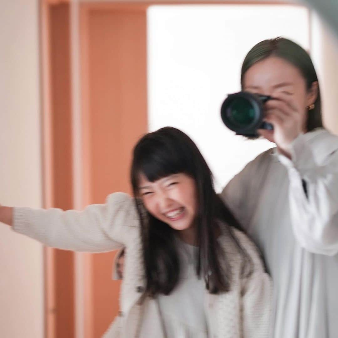 Kyooonのインスタグラム：「プレゼント企画🎁のストーリー たくさんの回答ありがとうございました☺️  欲しい！って方が多くいらっしゃったので スマホ用ジンバル　ZHIYUN SMOOTH 5  を抽選でプレゼントします〜（1名様です🙇‍♀️） （こういうの初めてなのでドキドキ🫣）  購入して数回使用したものなので そちらだけご理解ください🙏☺️  応募はこちらの投稿にコメントだけでOKです！ （🧡だけでも良いよ〜）  締め切り4月21日（金） それ以降はコメント受け付けオフにさせていただきます✨ 当選方法は娘に抽選してもらう様子をストーリーで流す予定です！  ⚠︎必ずお読みください⚠︎ ごくまれに偽アカウントからプレゼント企画当選といった虚偽のDMが届くことがあるみたいです！ このアカウント（フォロワー約11万人）以外からのDMには一切返信をしないでください🙇‍♀️ 偽アカウントからの何かしらの被害があっても責任をおうことができませんのでご理解の上ご応募ください。  いつも優しい気持ちで見てくださっている皆様にお礼の気持ちを込めて♡ではではたくさんのご応募お待ちしております〜♡」