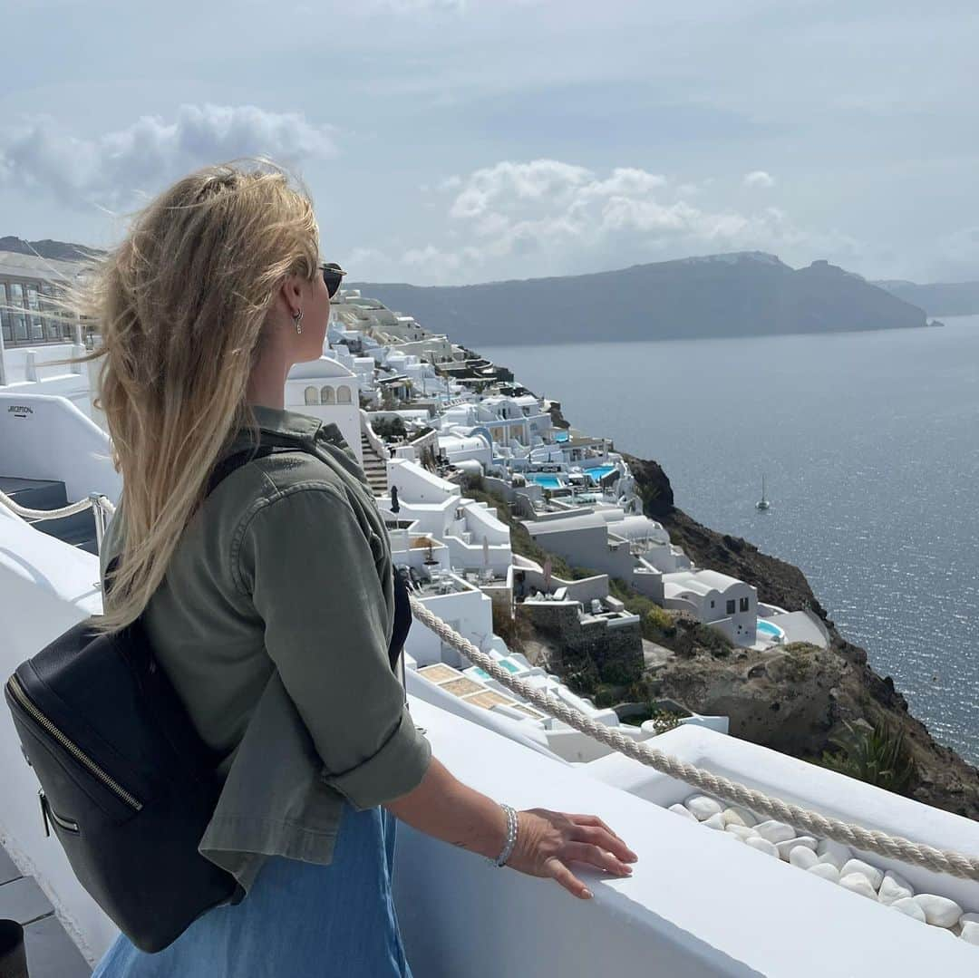 カーリー・ブースさんのインスタグラム写真 - (カーリー・ブースInstagram)「Couldn’t appreciate this holiday more ❤️ #santorini #greece」4月19日 21時34分 - carlyabooth