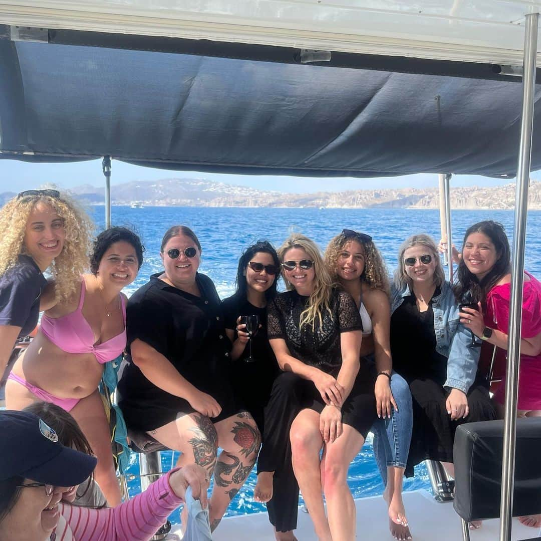 カーリー・ブースさんのインスタグラム写真 - (カーリー・ブースInstagram)「Couldn’t appreciate this holiday more ❤️ #santorini #greece」4月19日 21時34分 - carlyabooth