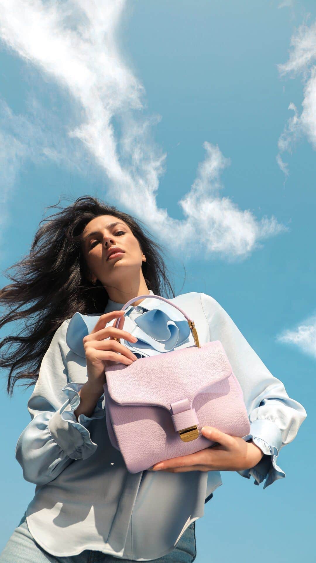 コチネレのインスタグラム：「Add the NeoFirenze top-handle bag to your collection of Coccinelle spring delights.  #Coccinelle #SS23 #NeoFirenze」