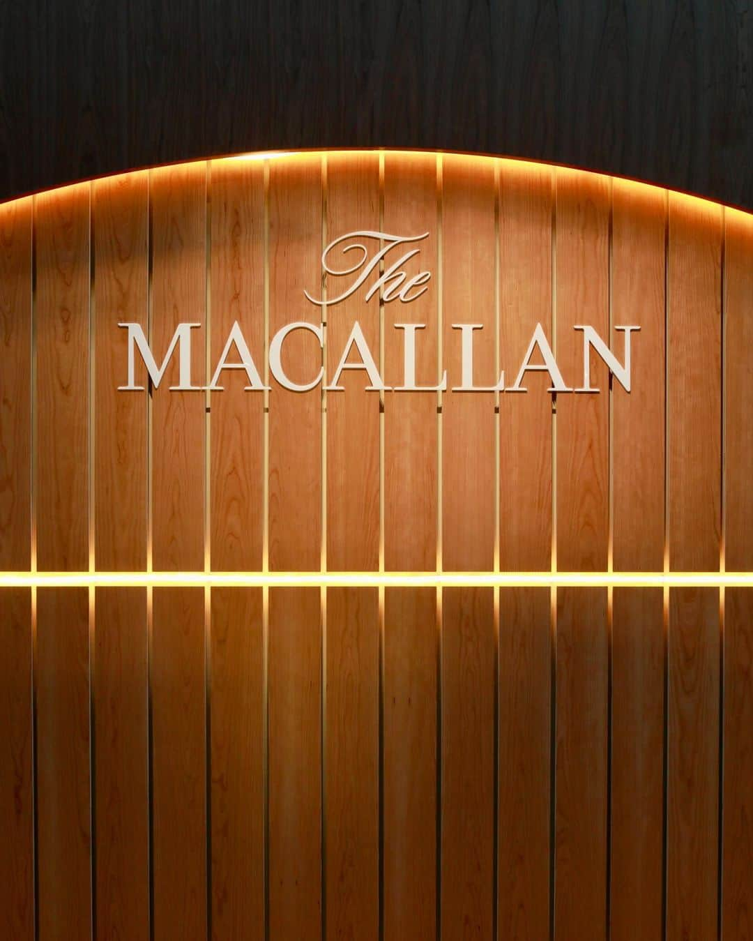 桜田通さんのインスタグラム写真 - (桜田通Instagram)「MACALLAN  スコットランドの蒸溜所で誕生したシングルモルトウイスキー『ザ・マッカラン』のスペシャルなイベントが六本木ヒルズで開催されているので行ってました✨  僕は普段からお酒を飲むタイプではないのですが、大切な日や気心が知れた方々となら年に1、2回ほどお酒を飲む機会があります🍷 そして、そんな日に飲みたくなるお酒の一つ"ウイスキー"についてもまさに勉強中なので、今回のイベントはとても楽しみにしていました！  「ザ・マッカラン」が「本物と出逢う旅」をテーマに、長い歴史の中で追求してきた樽へのこだわりと、そのこだわりが生みだすダブルカスクの味わいを五感で学び・体感することができるイベント、となっていたのですが、自分が生まれるずっと前から親しまれてきたザ・マッカランの歴史を深く知ることができました✨  マッカラン蒸溜所は1824年に設立されており、約200年前にも遡る歴史があることに驚きました！ ウイスキーが好きな方には当たり前の知識かもしれませんが、そんな方にも楽しんでいただけるような映像コンテンツや、バーエリアもありました！ こだわりの製造過程や当時の写真など、『ザ・マッカラン』の魅力が最大限に詰まったイベントとなっておりました☺️  4月20日から23日まで、4日間限定で六本木ヒルズ 大屋根プラザ・ヒルズカフェにて開催していますので、気になる方やウイスキーが、そしてザ・マッカランが好きな方は是非遊びに行ってみてくださいね！  @themacallan_japan #ザマッカラン #マッカラン #ザマッカランダブルカスク #本物と出逢う旅  @disembysiik」4月19日 21時34分 - dorisakurada