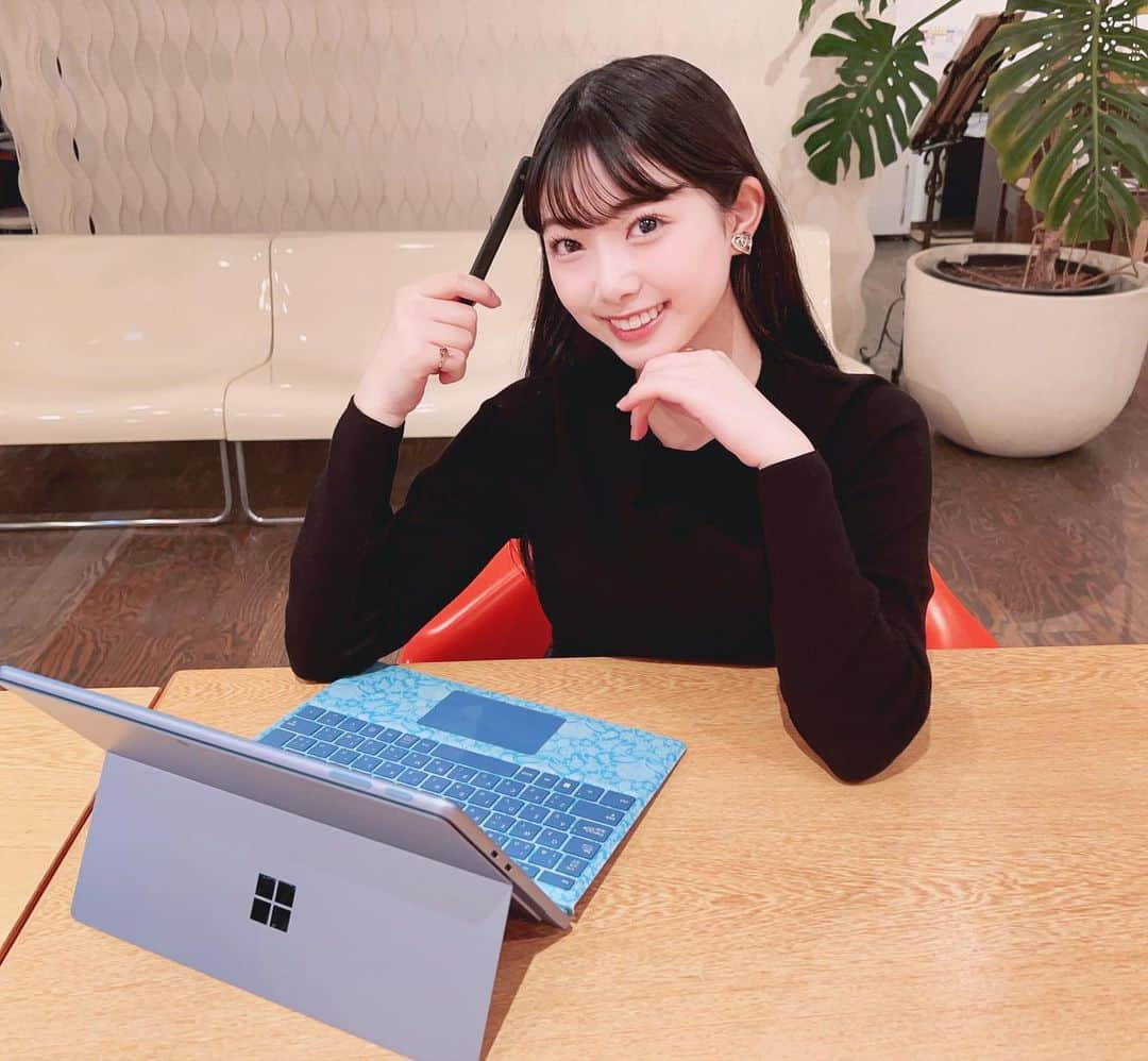  小浜桃奈のインスタグラム：「💻 日本マイクロソフトさんから LibertyコラボのSurfaceを頂きました💙  本当に可愛い、、、ありがとうございます🙇🏻‍♀️  EMMARYの取材や編集会議で使い倒します❤️‍🔥  #チームシンデレラ #emmary  #Microsoft #Surface #Liberty」