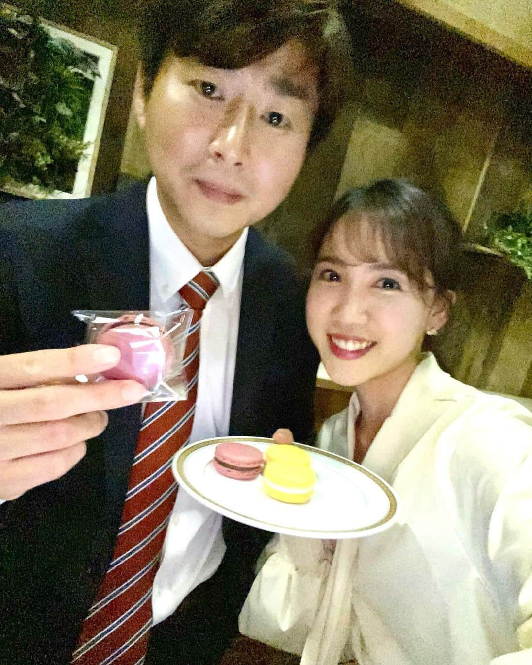 大槻瞳さんのインスタグラム写真 - (大槻瞳Instagram)「軽井沢G7外務大臣会合で提供された、塩尻市にあるフランス菓子店「Mou」のマカロン。 〝桔梗ケ原メルロ〟と〝シトロンエミエル〟の2種類を、中継でご紹介しました。 どちらもとても美味しく上品な味わいです。 最近、兄を通り越して父のように思う時がある 吉田さんもご満悦でした。  詳細はabnアプリで見逃し配信をしていますので、 そちらを是非ご覧ください。  #mou #スイーツ #塩尻市 #長野県 #スイーツ #マカロン #信州 #長野県スイーツ #グルメ #信州グルメ #信州スイーツ #フランス菓子 #長野朝日放送 #長野 #長野市」4月19日 21時45分 - hitomi_otsuki_55