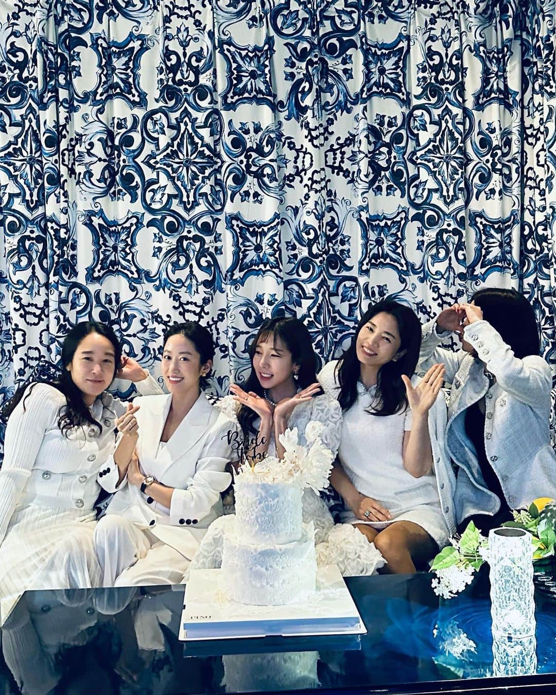 チョン・ヘビンのインスタグラム：「#soldout  나은아 축하해🍾🤍 너무너무 예쁜 신부다🤍 . 결혼은 좋은거야😍 . #신혼애송이들아  #어서와 #커몽유부월드」
