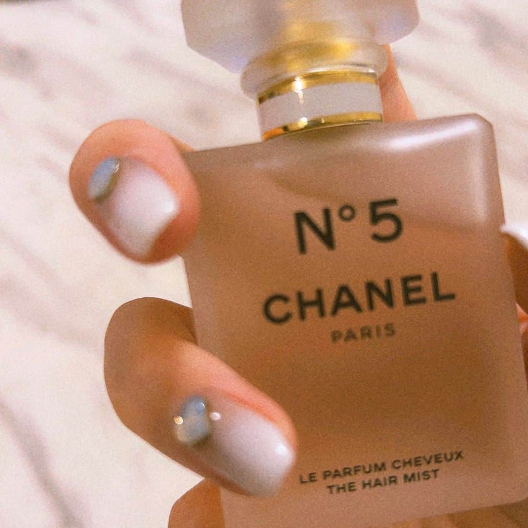 春茶のインスタグラム：「ㅤㅤㅤㅤㅤㅤㅤㅤㅤㅤㅤㅤㅤ ㅤㅤㅤㅤㅤㅤㅤㅤㅤㅤㅤㅤㅤ ヘアミスト いいにおいなんだーこれ おきにいり！  #CHANEL」