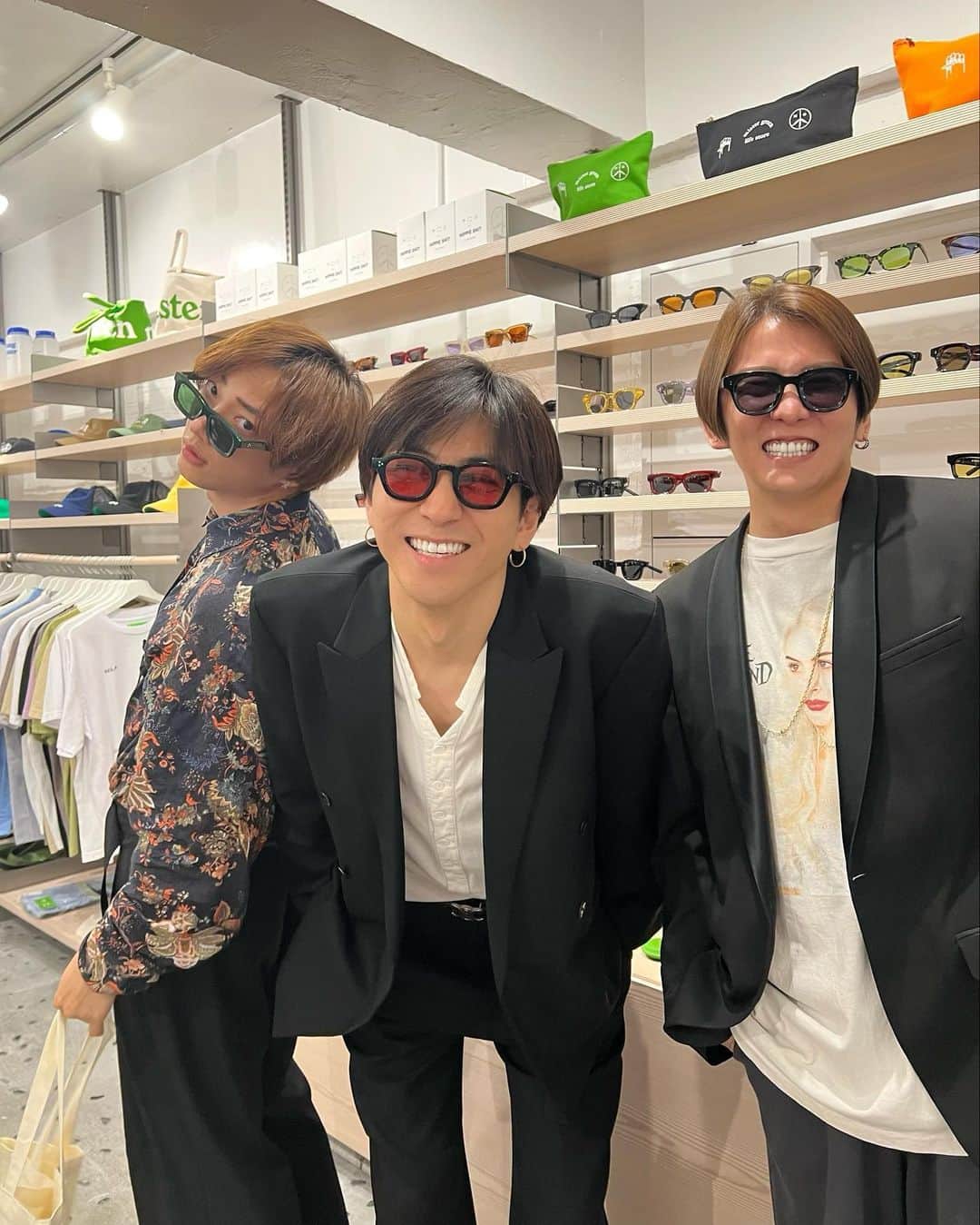 ミッチーのインスタグラム：「明日からOPENする #Lifestoretokyo のレセプションに行ってきたよ！ ちょっとだったけど久々3人揃って、楽しすぎた！ @wagoshin1 @130yuki  ※とりあえず初めて見る方、わごしんだけ別世界なの普通だから気にしないで爆 毎回一生笑ってる。  2枚目は巨匠 @rkrkrk に写真撮って頂いちゃったー！嬉しい！PRのともこはん @fashion_bba も一緒に。  3枚目は超クールなサングラス @akila.la のデザイナークリスさん！こんな便利なとこでAKILA買えるなんて最高！ マジで形が良いし、今っぽくて、環境を意識して植物由来のものを使って作ってるっていうのも本当に素敵。  最後はわごしんとの2ショットを載せておきますね。」
