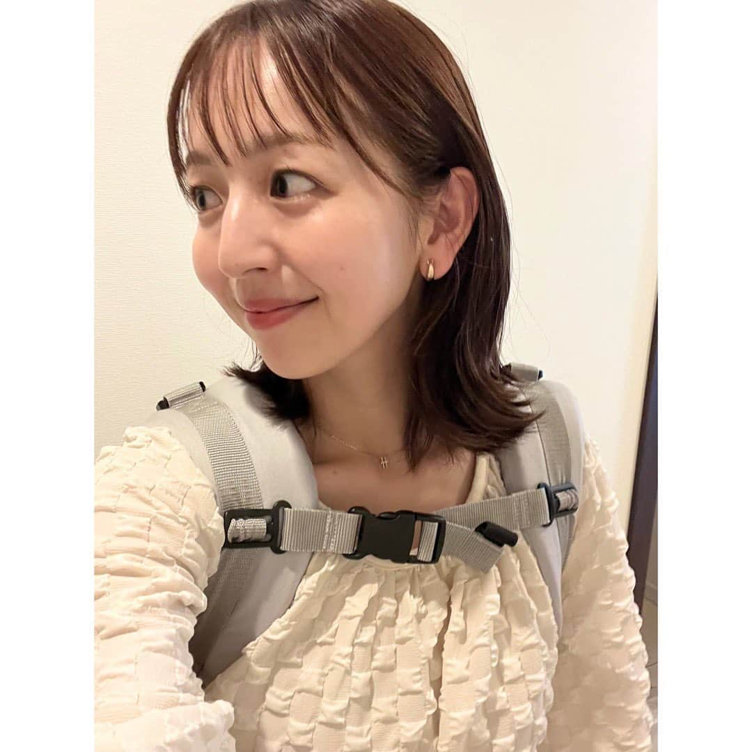 伊藤弘美のインスタグラム：「☺︎ ⁡ 10cmくらい？！髪を切りました！ ⁡ 産後の抜け毛も気になるし どうにか乾かす時間も短縮したくて ずっと行きたかった美容院💇‍♀️ ⁡ やっと行けました🤍サッパリ〜✨ ⁡ ⁡ #①娘おんぶ中 #②寝かしつけ成功 #③でもブレブレ #女の子ベビー　#女の子ママ　#男の子ママ　 #育児　ほぼ#2歳歳差育児 #ミディアム　#ミディアムヘア  #ミディアムボブ」